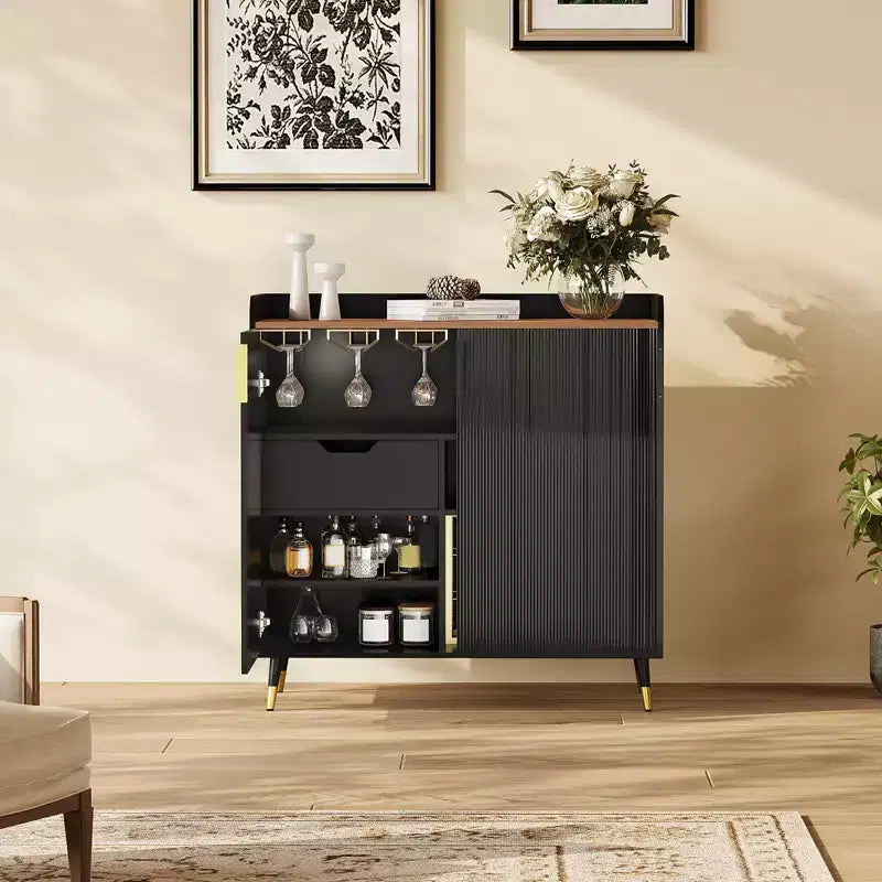 Petit buffet noir avec portes cannelées et casier à vin intégré pour salle à manger ou salon