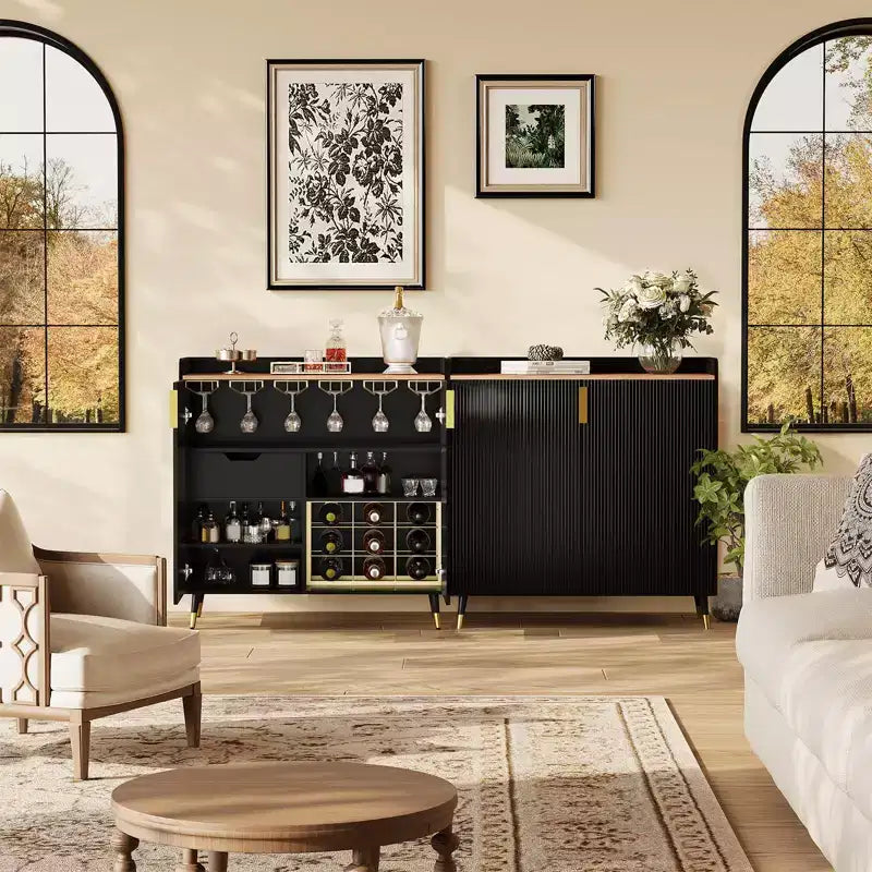 Petit buffet noir avec portes cannelées et casier à vin intégré pour salle à manger ou salon