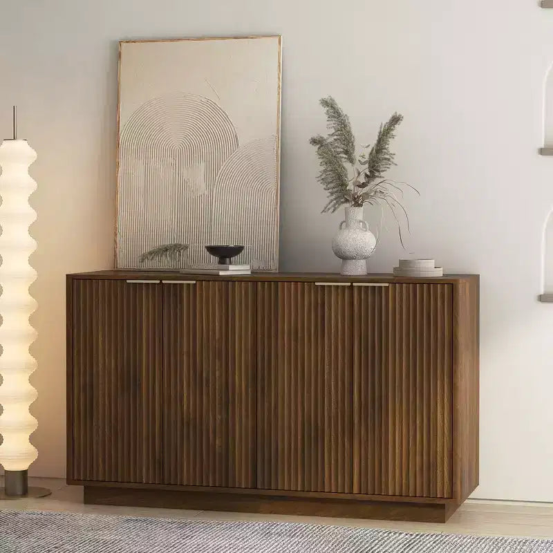 Bahut de rangement moderne en bois avec design encastré, étagères réglables et quatre compartiments intégrés. Bois naturel