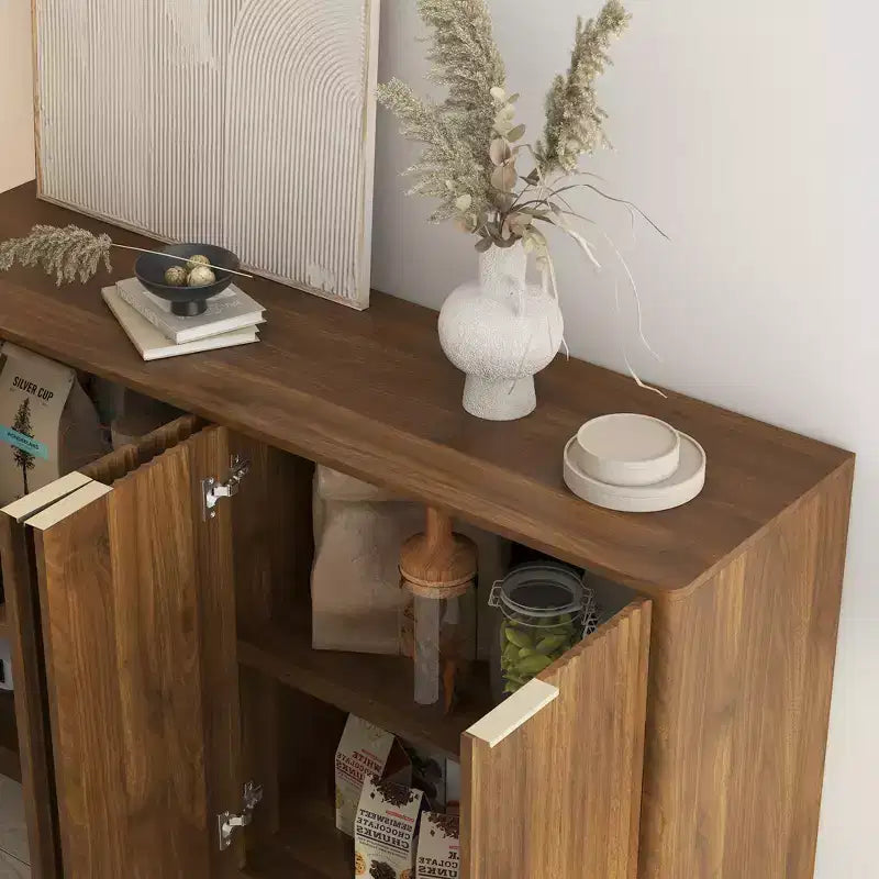 Bahut de rangement moderne en bois avec design encastré, étagères réglables et quatre compartiments intégrés. Bois naturel