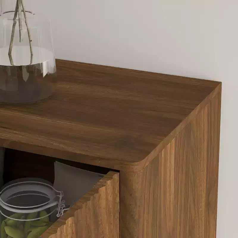 Bahut de rangement moderne en bois avec design encastré, étagères réglables et quatre compartiments intégrés. Bois naturel