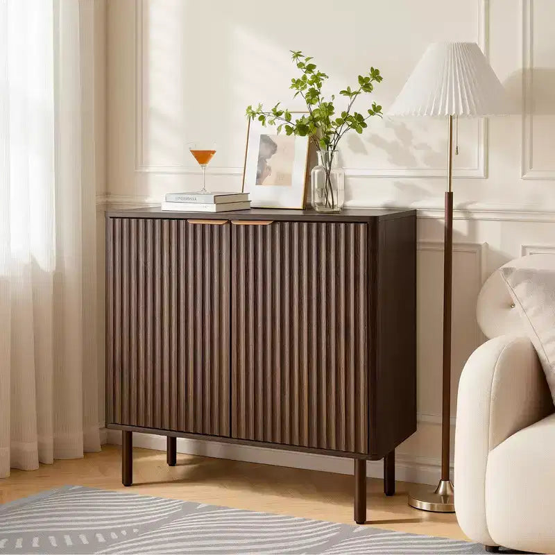 Meuble de Bar à Café VEVOR, Table de Bar à Café Cannelée du Milieu du Siècle avec Rangement à 2 Niveaux, Buffet avec Porte Coulissante, 80 x 37,3 x 80 cm, Marron
