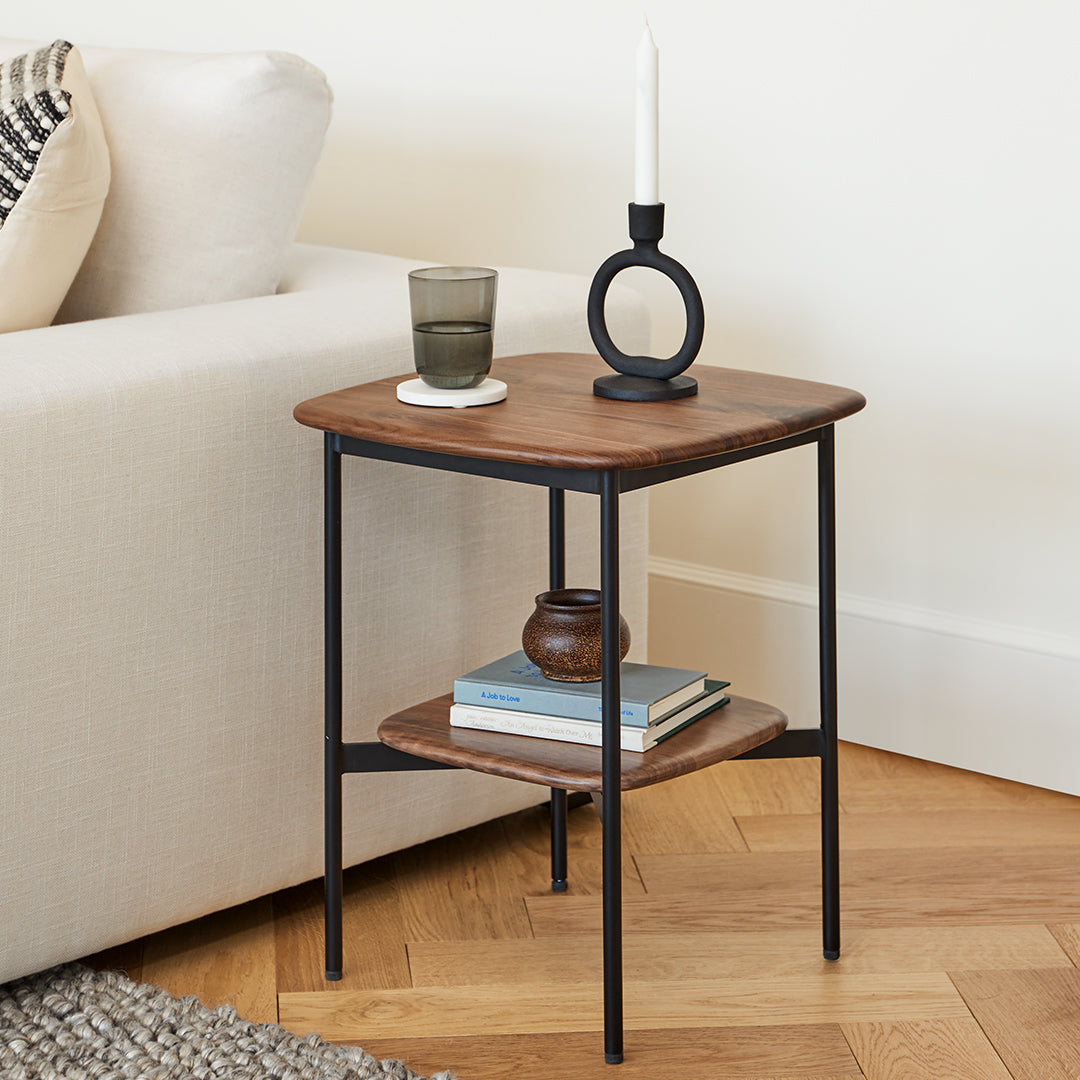 Table d'appoint contemporaine en bois massif marron avec deux niveaux de rangement et un cadre en acier pour le salon