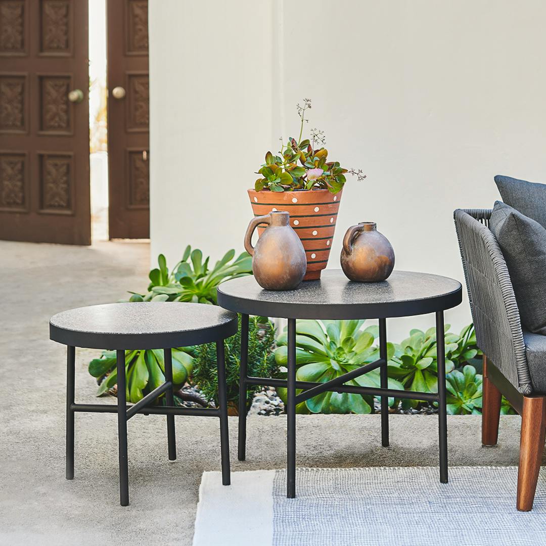 Table d'appoint moderne en granit noir avec plateau en pierre lisse et conception durable pour le salon