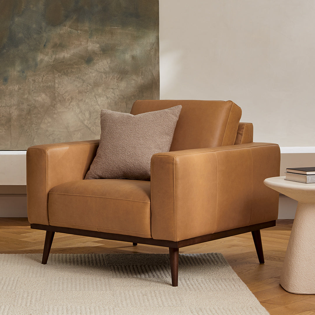 Fauteuil de salon contemporain en bouclette crème avec pieds coniques et coussins surdimensionnés pour le salon