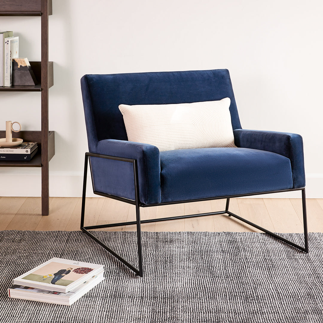 Fauteuil de salon moderne en tissu bleu avec structure à coins renforcés et pieds en acier pour le salon