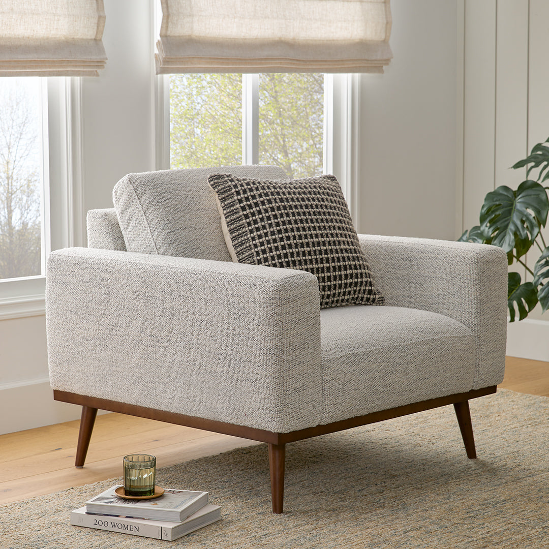 Fauteuil de salon contemporain en tissu gris-bleu clair avec pieds fuselés et coussins moelleux pour le salon