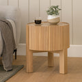 Table d'appoint contemporaine en chêne naturel avec porte cannelée et rangement dissimulé pour le salon