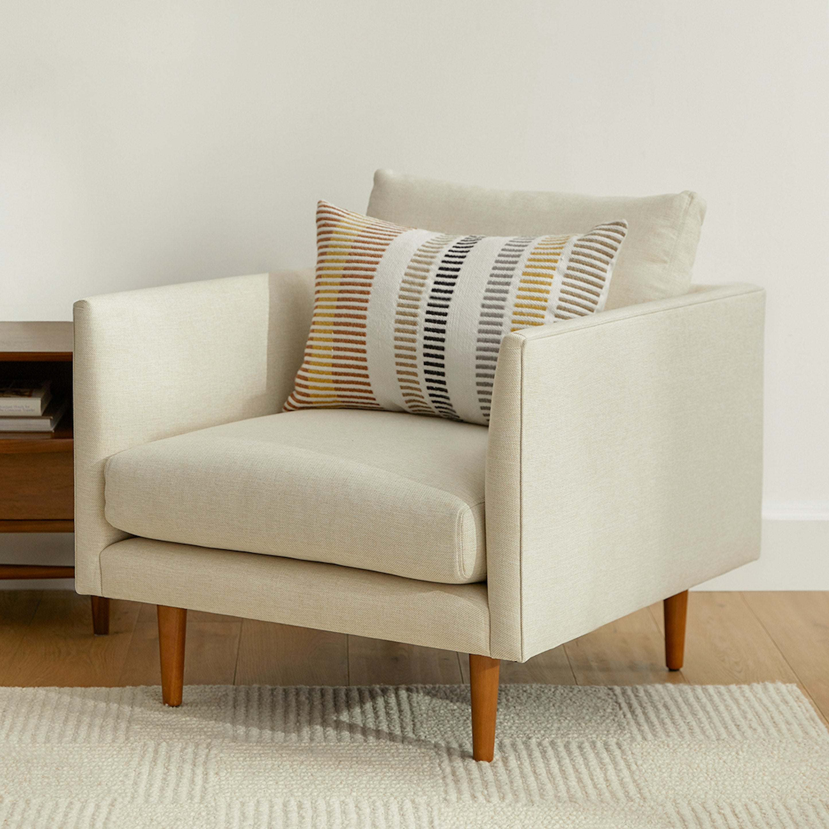 Fauteuil de salon contemporain en tissu ivoire avec coussins garnis de fibres et pieds en bois massif pour salon