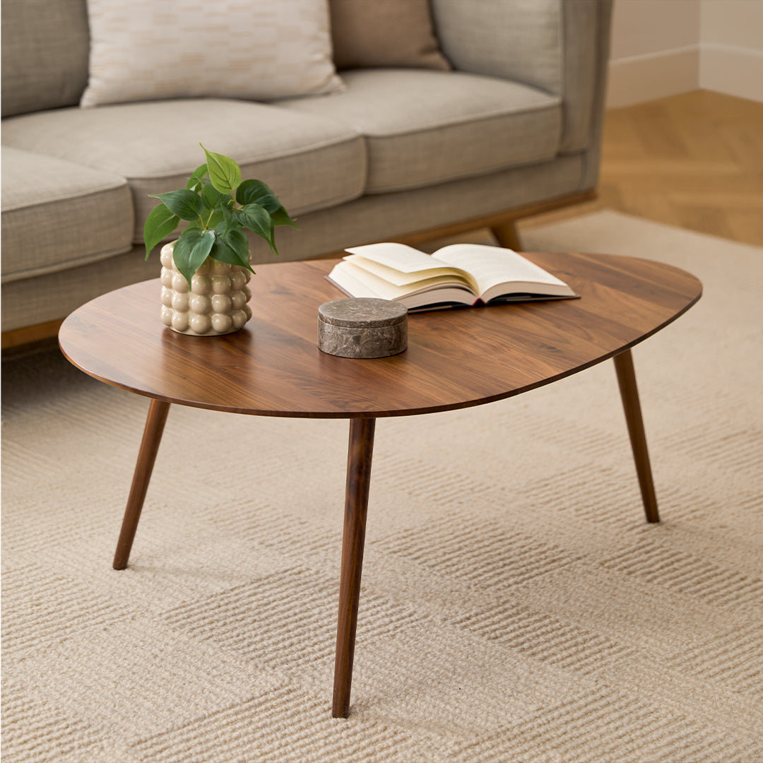 Table basse en noyer massif noyer chaud du milieu du siècle avec plateau organique de forme libre pour le salon