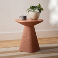 Table d'appoint minimaliste en béton terre cuite avec plateau lisse et courbes douces pour le salon