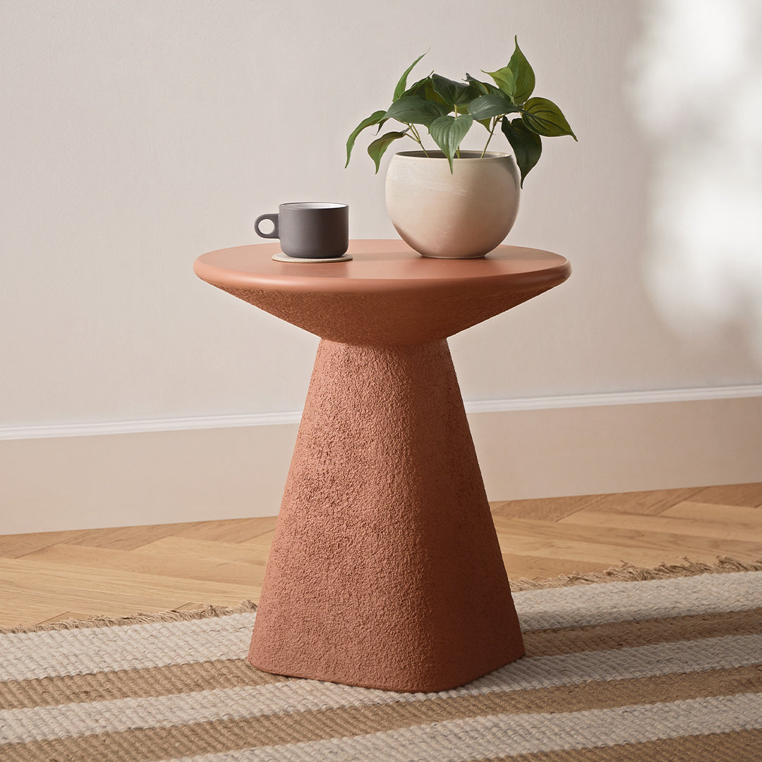 Table d'appoint minimaliste en béton terre cuite avec plateau lisse et courbes douces pour le salon