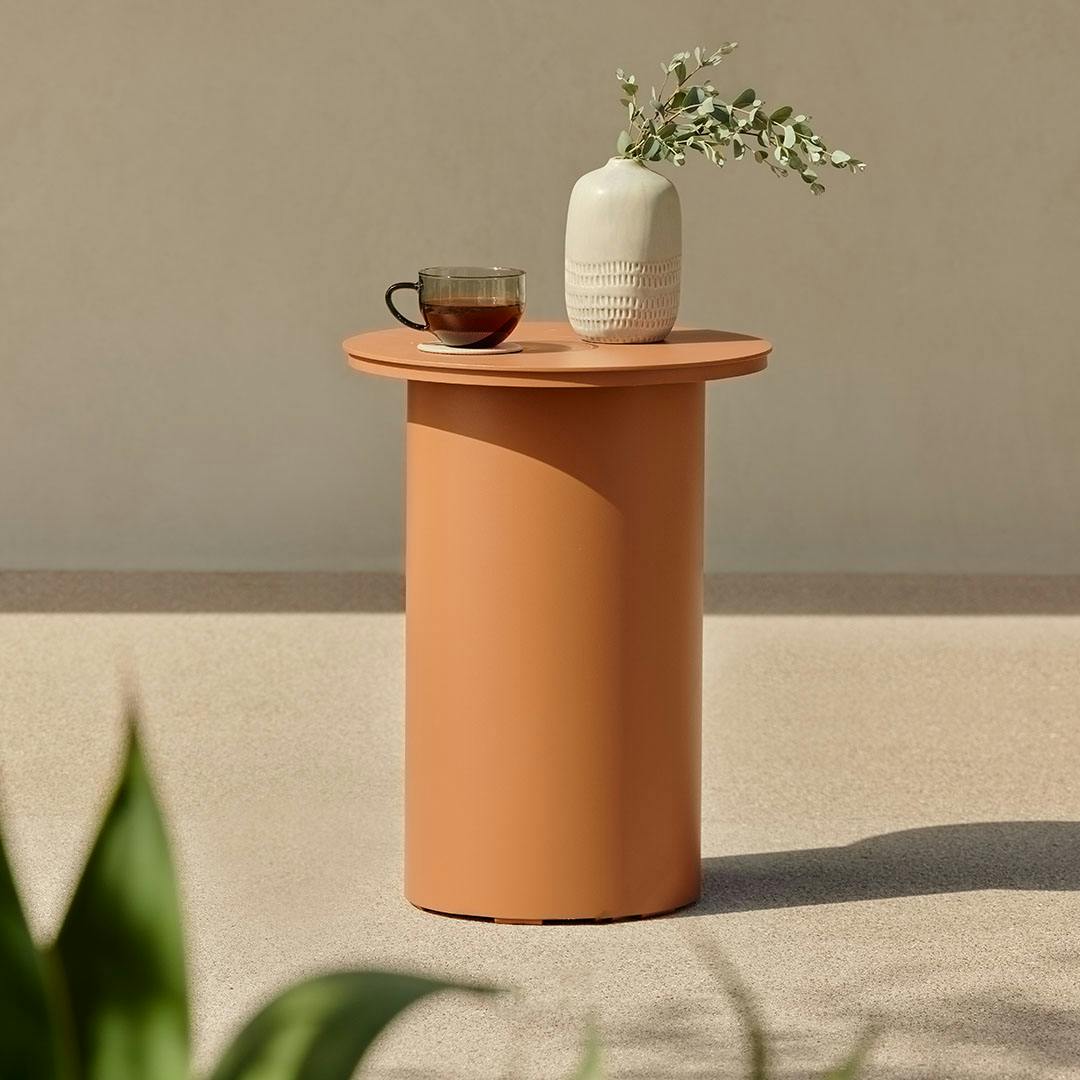 Table d'appoint moderne en plastique moulé naturel avec pied et cadre creux pour le salon