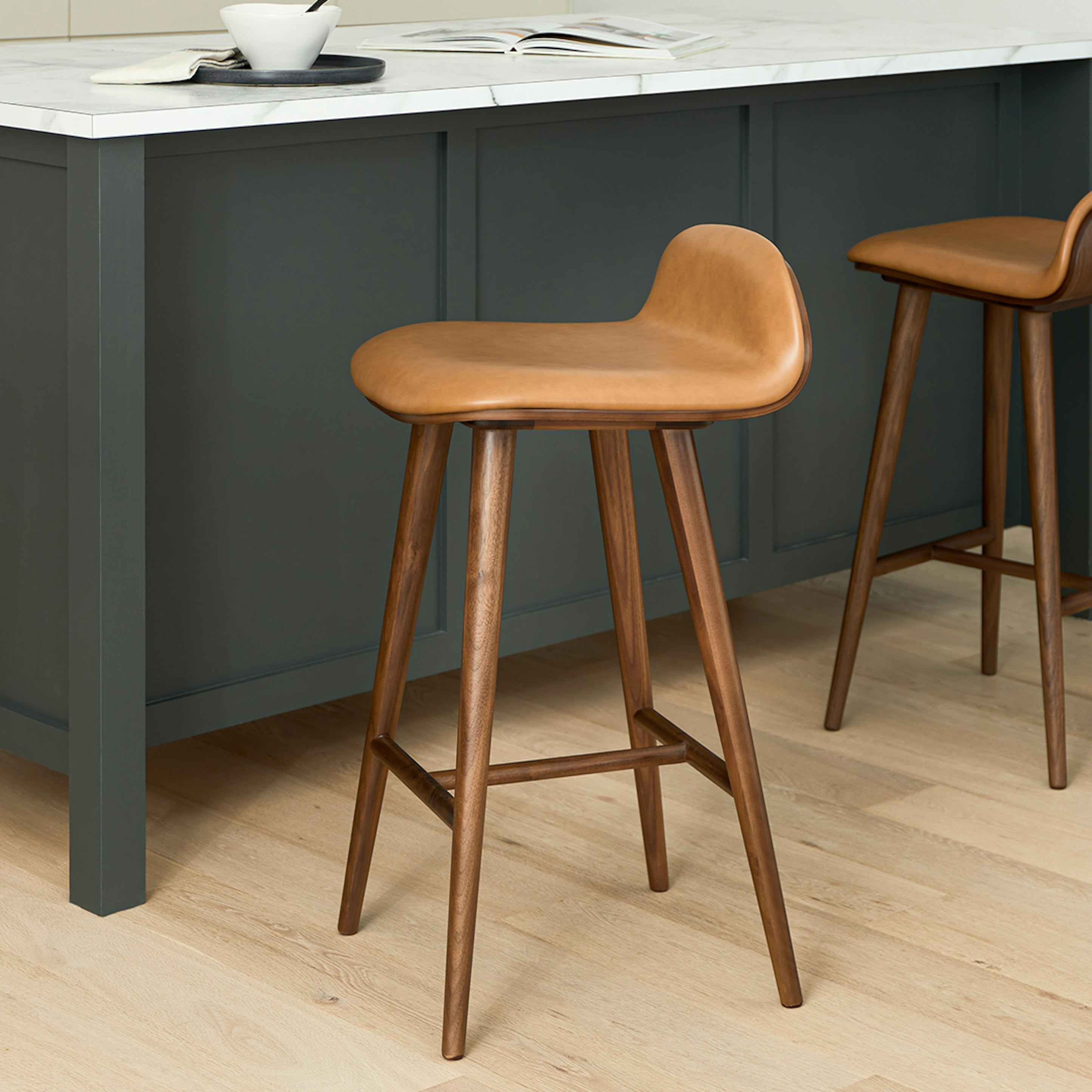 Chaise de salle à manger en cuir marron et bois avec rembourrage en mousse pour salle à manger