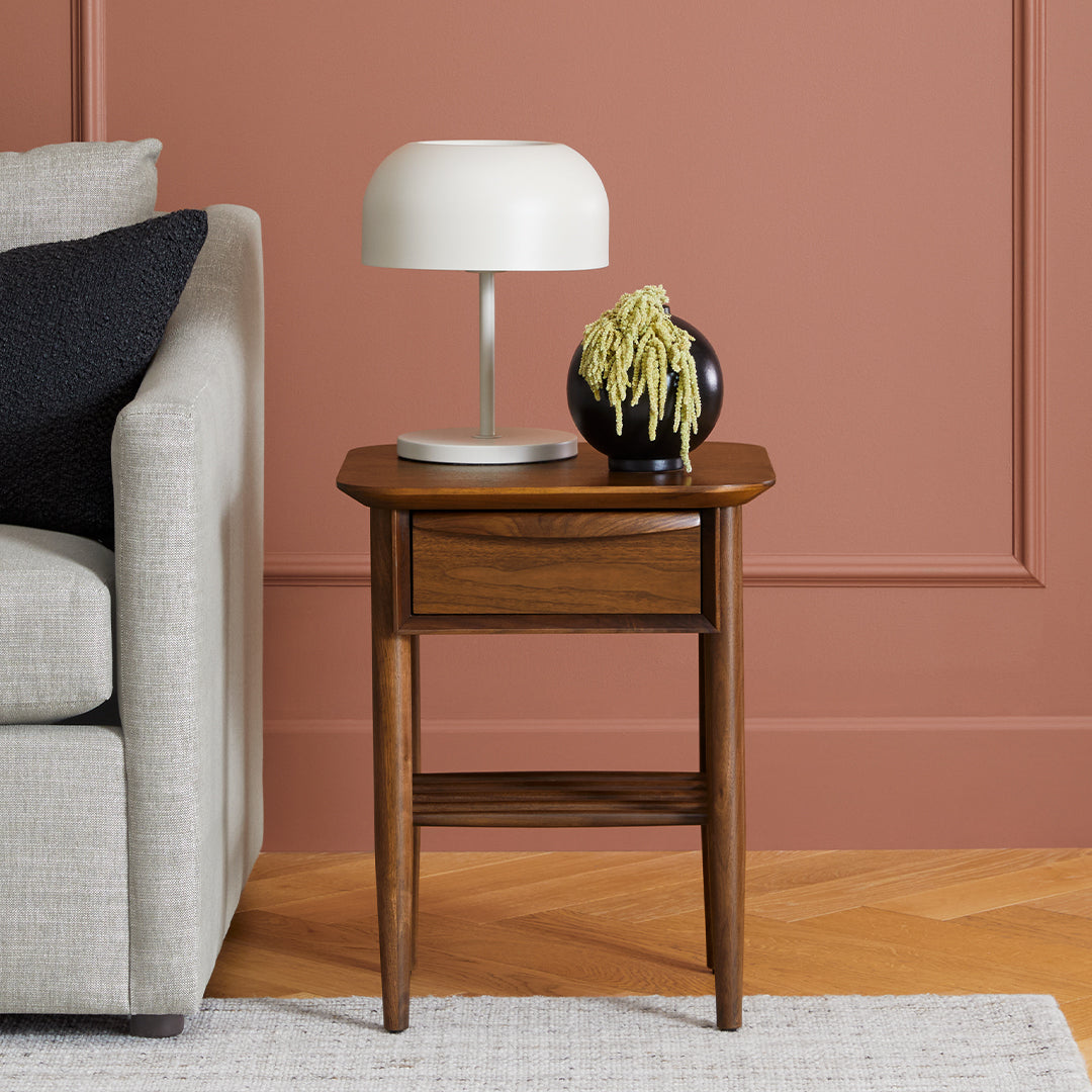 Table d'appoint contemporaine marron en bois massif avec tiroir de rangement à fermeture amortie pour le salon