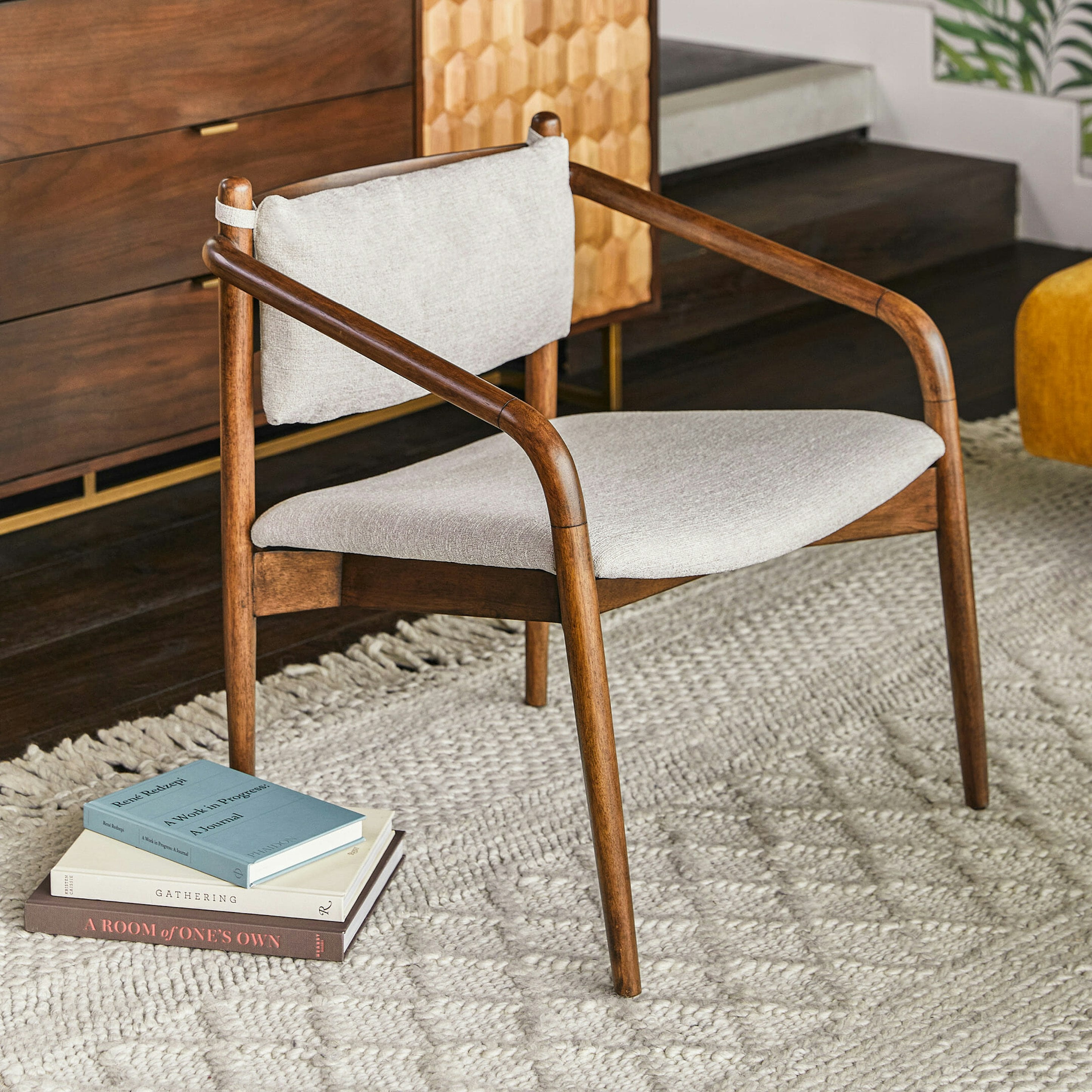Fauteuil de salon en tissu brun chaud de style Mid-Century avec silhouette courbée et cadre en noyer pour le salon