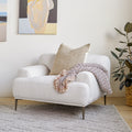 Fauteuil lounge moderne en tissu blanc avec rembourrage en mélange de fibres et pieds en titane pour le salon