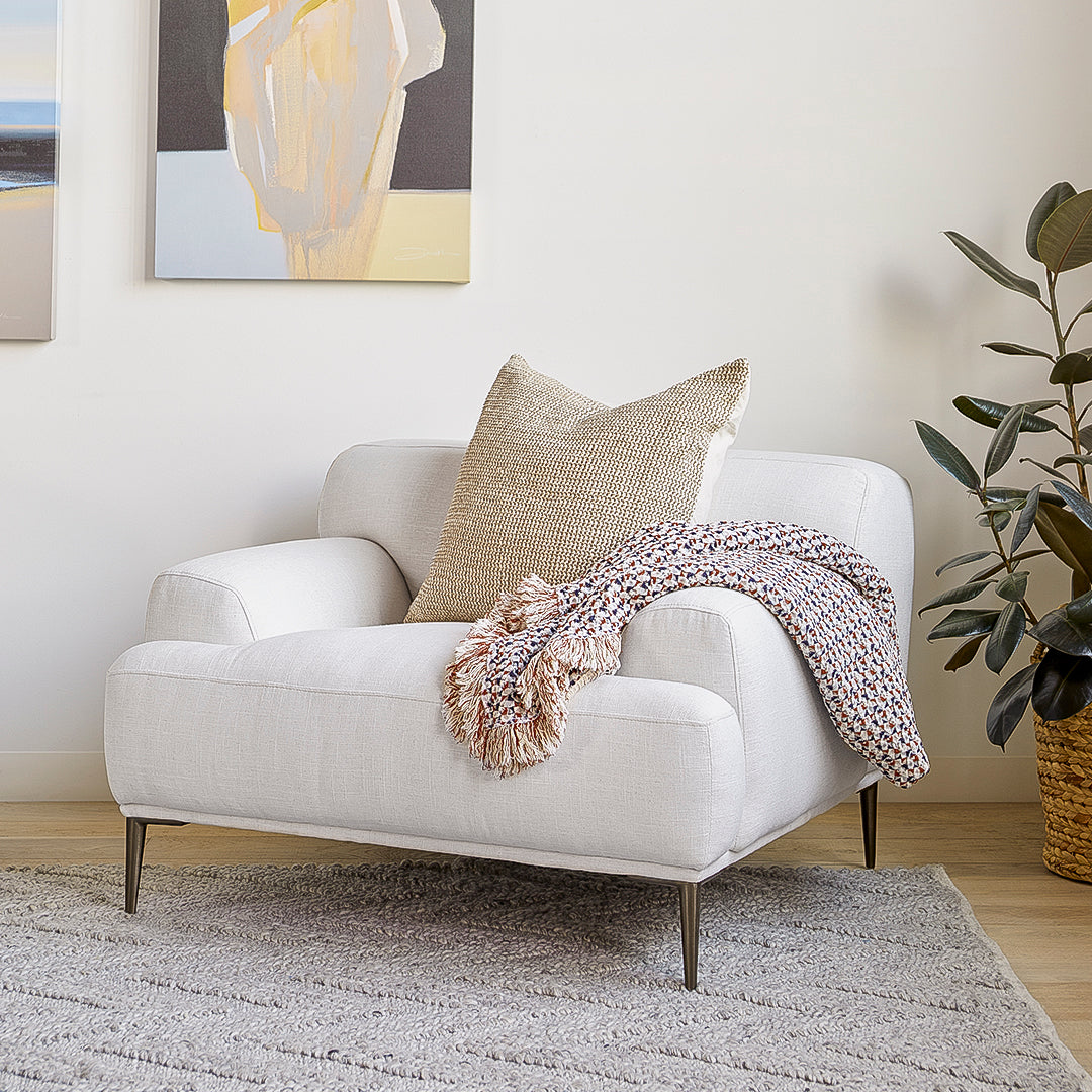 Fauteuil lounge moderne en tissu blanc avec rembourrage en mélange de fibres et pieds en titane pour le salon