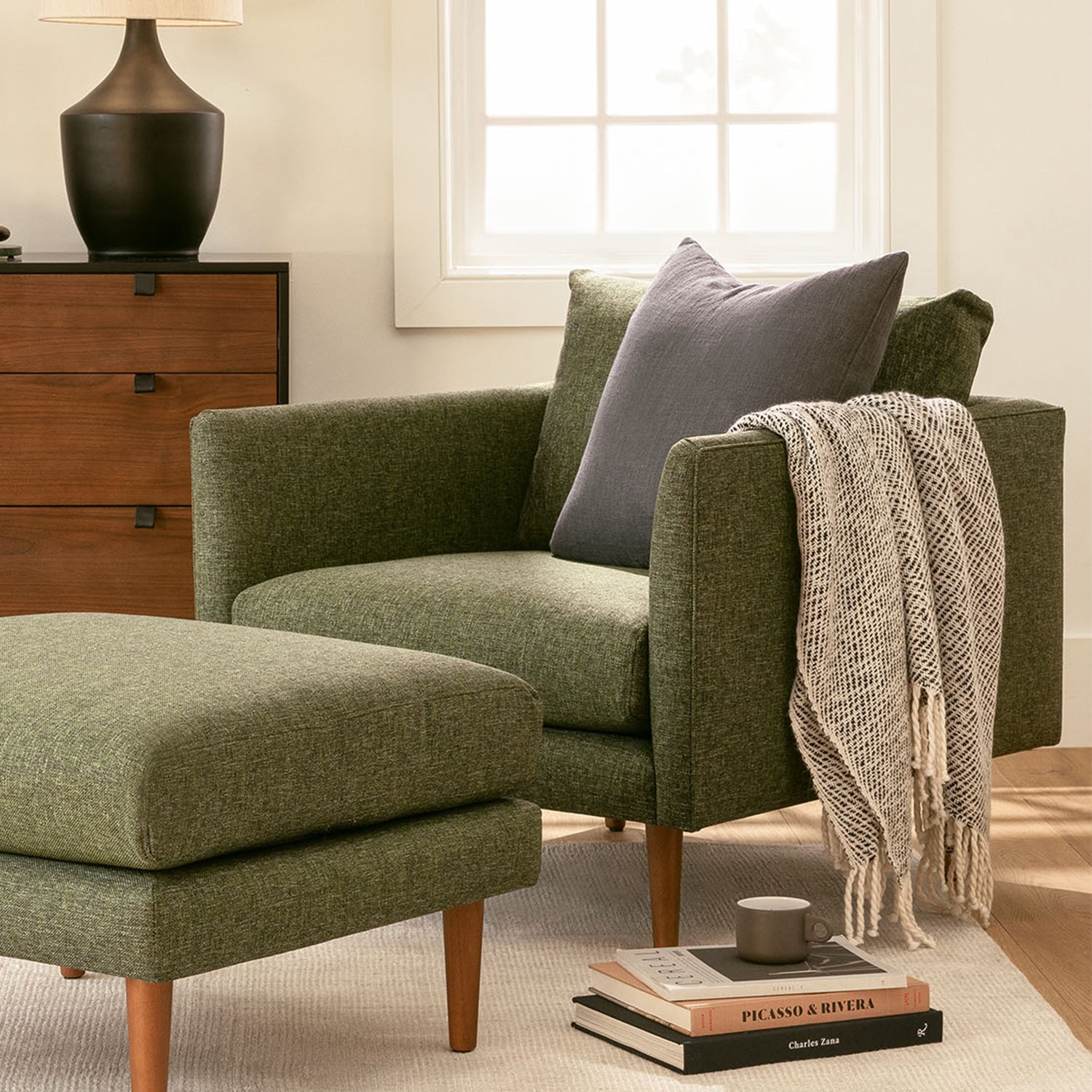 Fauteuil contemporain vert forêt en tissu avec coussins garnis de fibres et cadre en bois massif pour le salon