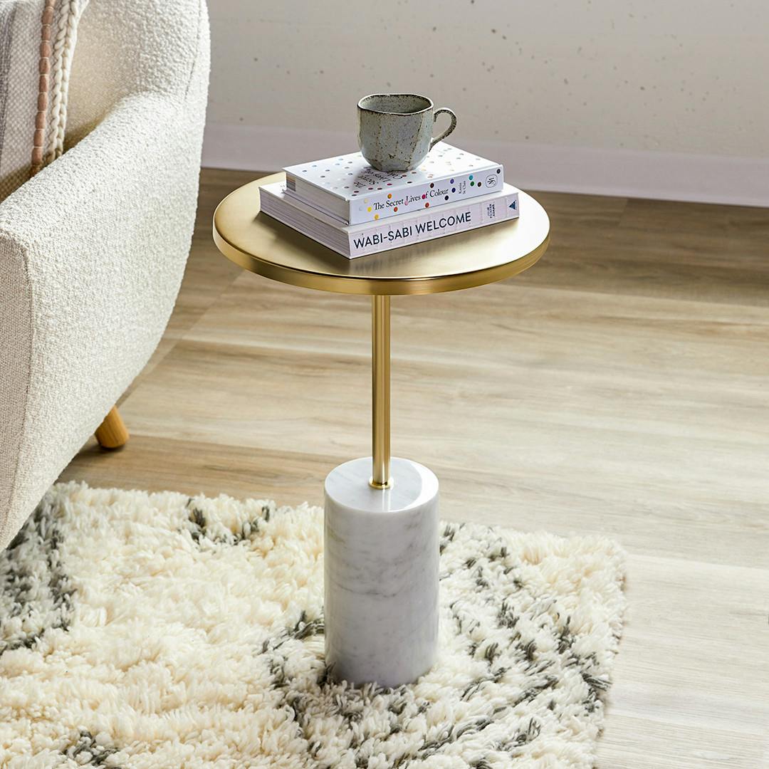Table d'appoint contemporaine en laiton et marbre avec plateau en acier thermolaqué pour le salon