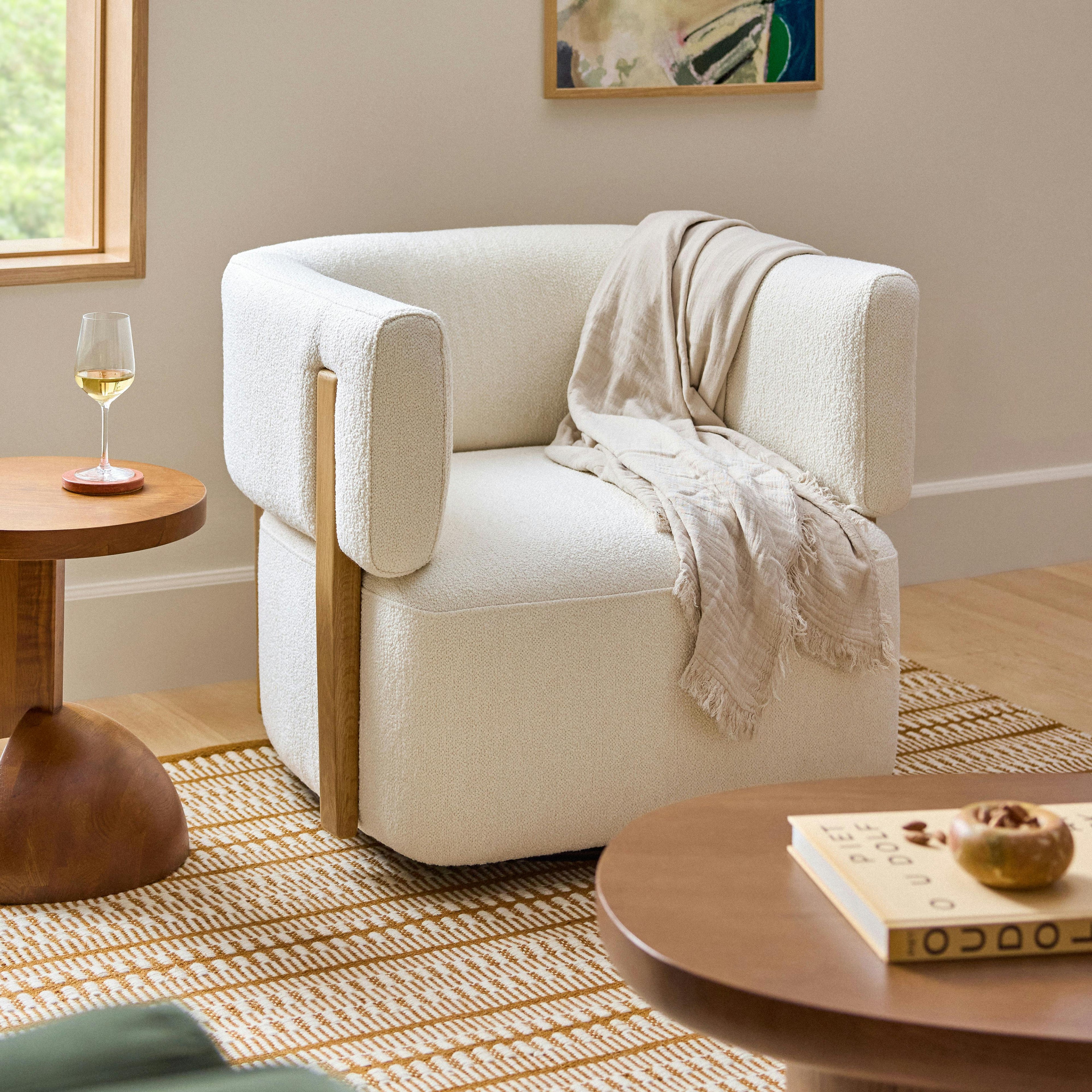 Fauteuil pivotant moderne en bouclé ivoire avec rotation à 360° et coussin rembourré en fibres pour le salon