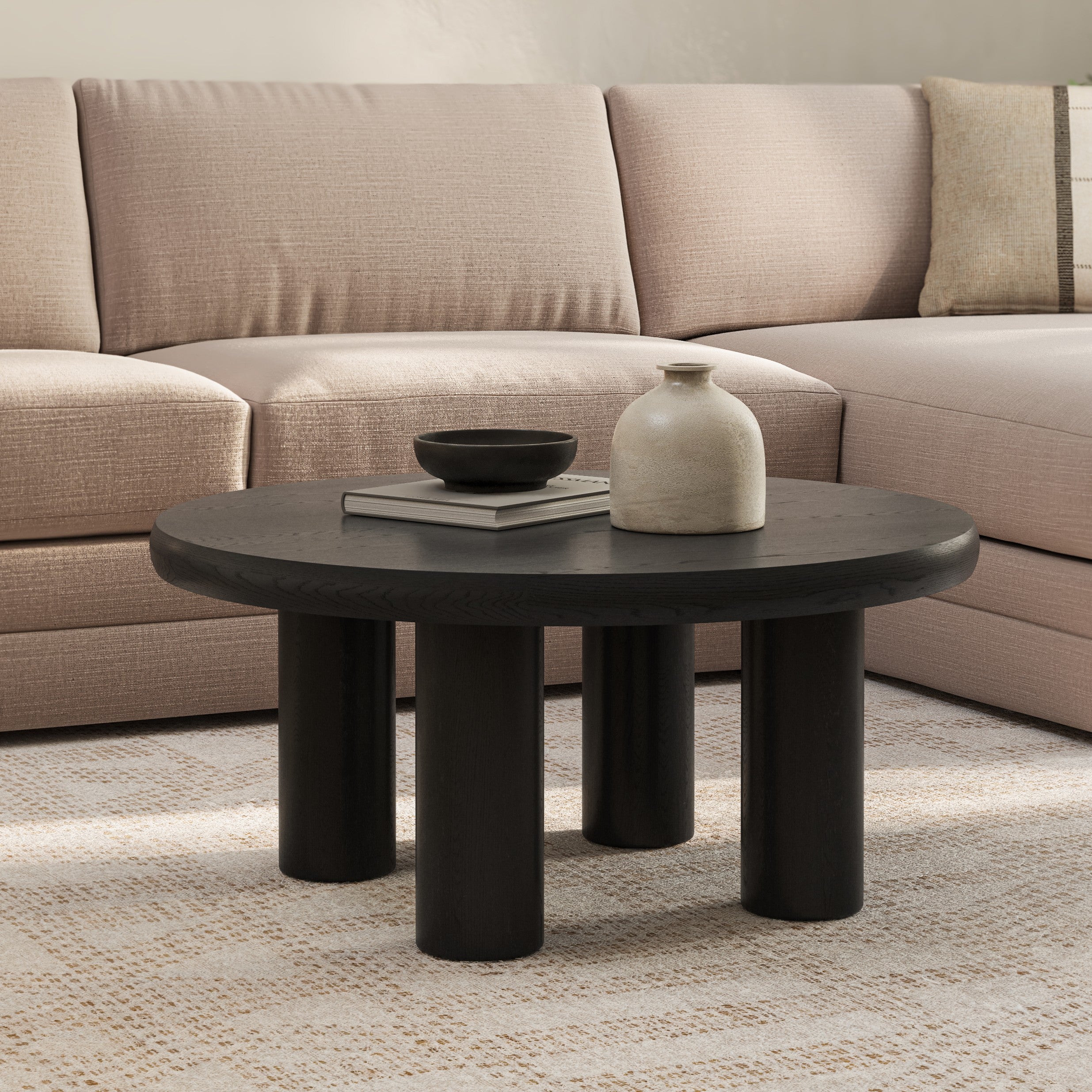 Table basse scandinave en bois massif noir avec plateau rond et pieds creux pour le salon