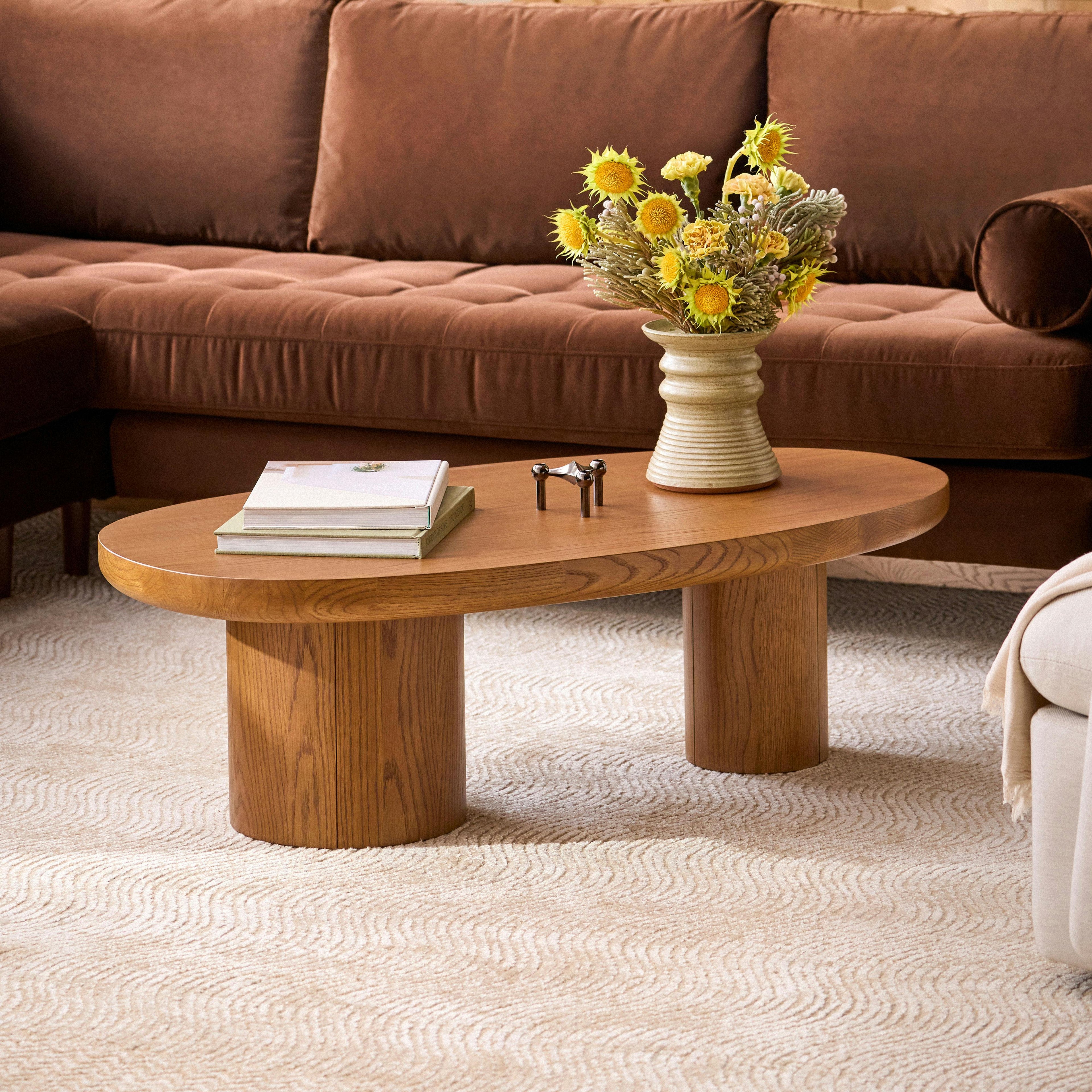 Table basse ovale en chêne fumé bio avec pieds cylindriques pour salon