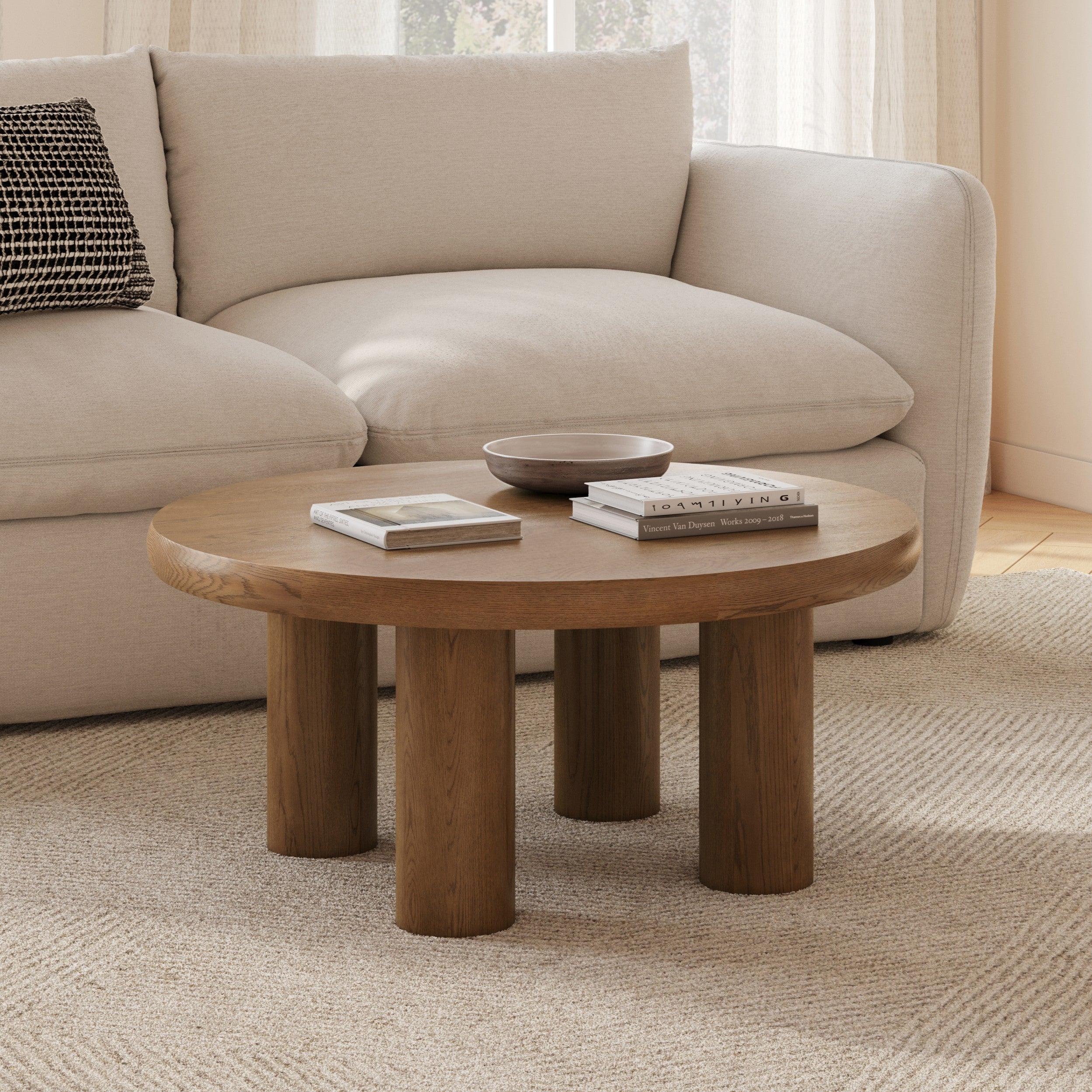 Table basse scandinave en chêne fumé avec plateau rond et pieds évidés pour salon