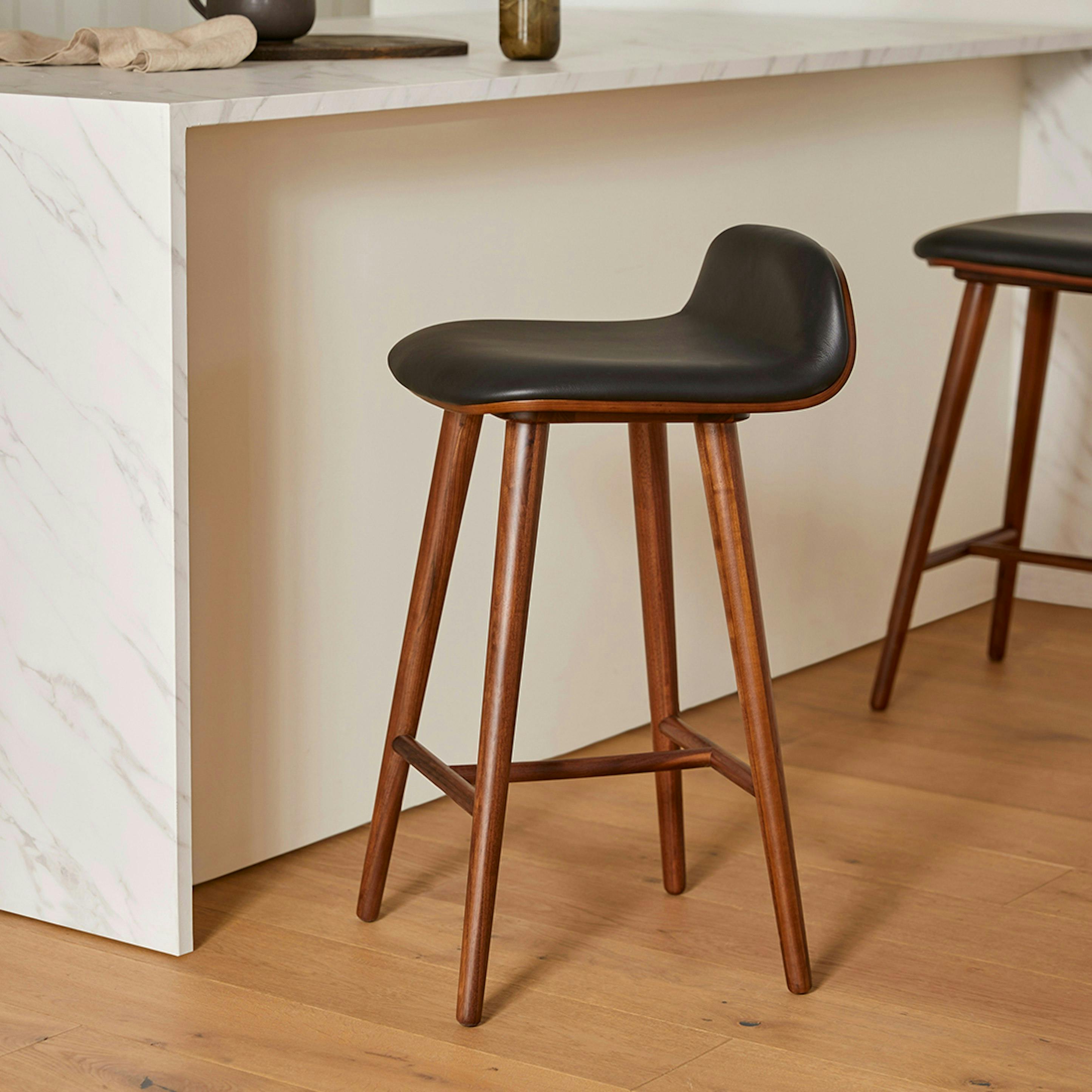 Tabouret de comptoir en cuir noir et bois de style Mid-Century avec pieds fuselés et assise en bois courbé pour salle à manger
