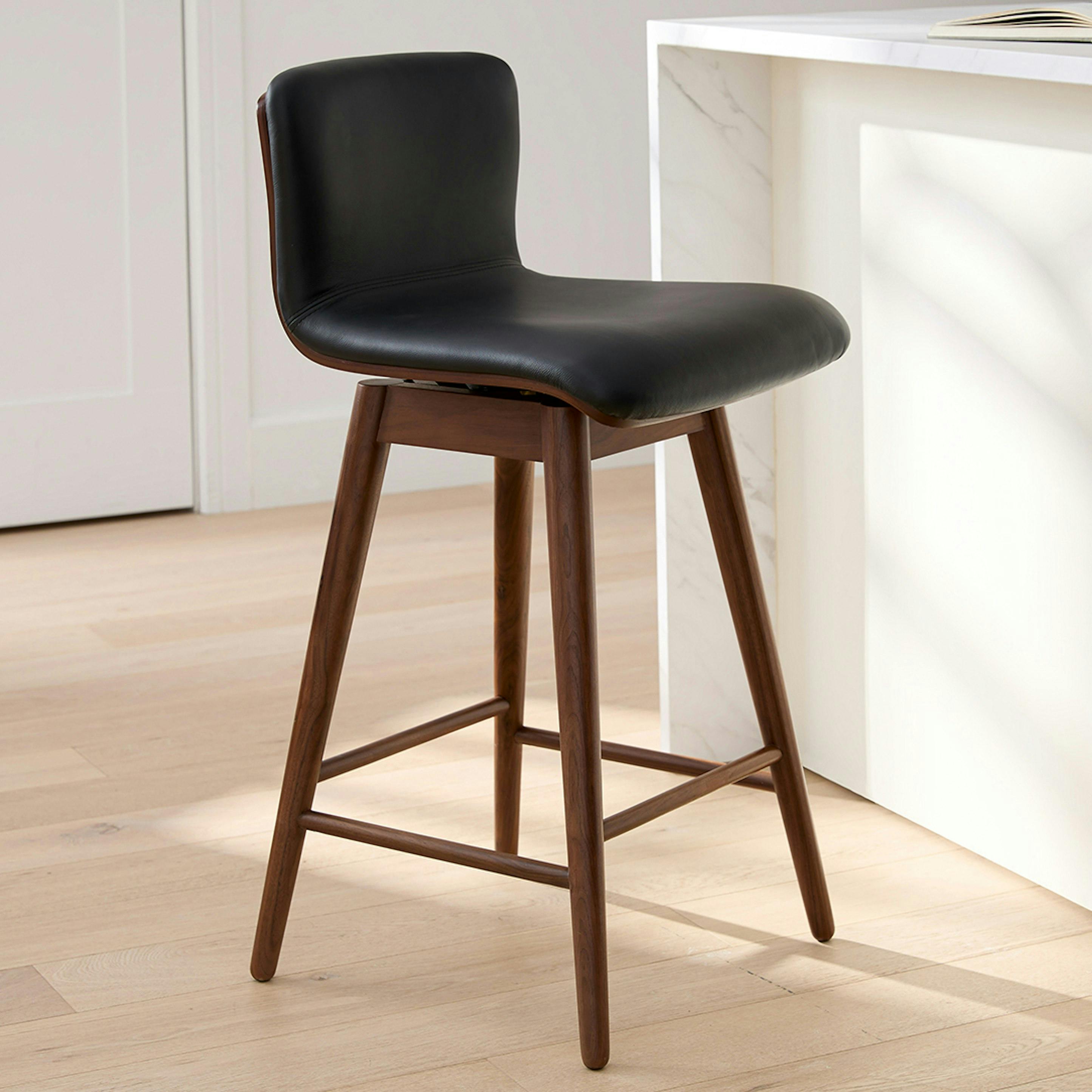Chaise de salle à manger en cuir noir et bois avec rembourrage en mousse pour salle à manger