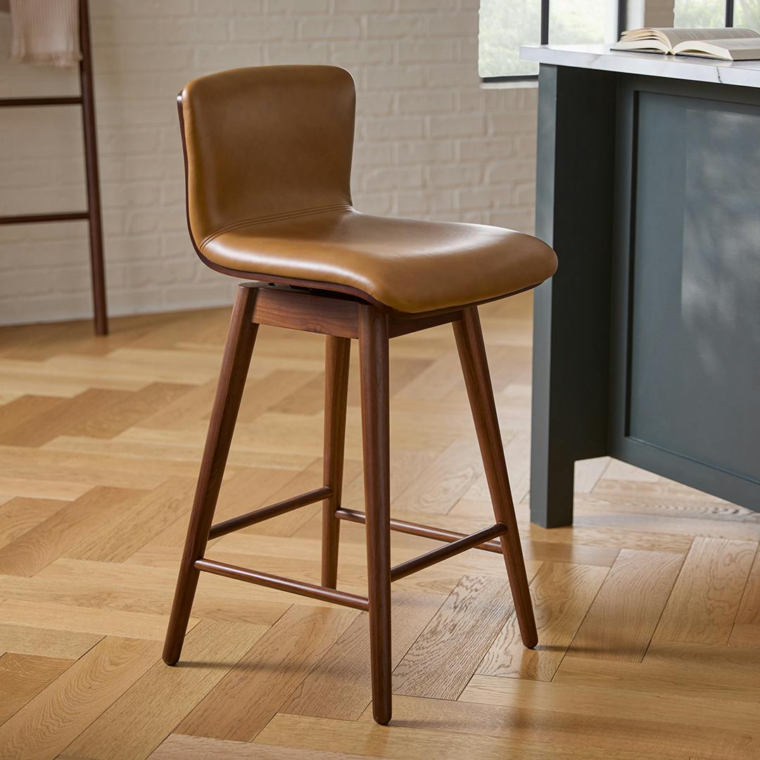 Chaise de salle à manger contemporaine en cuir marron et bois avec pivotement à 360° et assise rembourrée en mousse