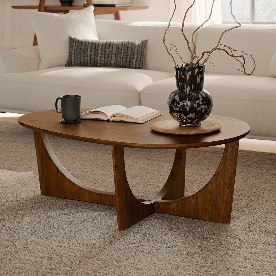 Table basse moderne en chêne fumé avec piètement arqué sculptural et bords biseautés pour le salon