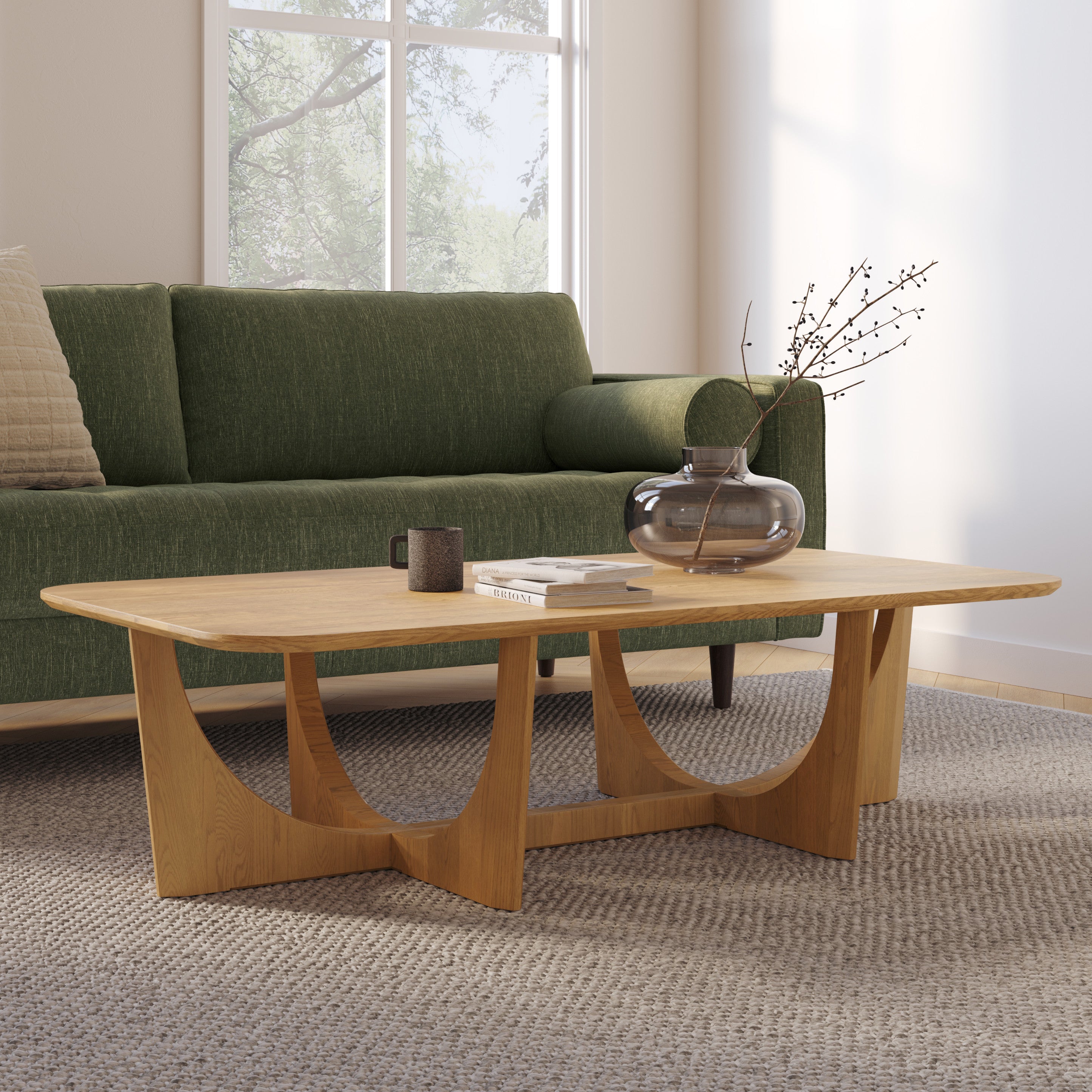 Table basse moderne en chêne naturel avec piètement sculptural en arche et bords biseautés pour le salon