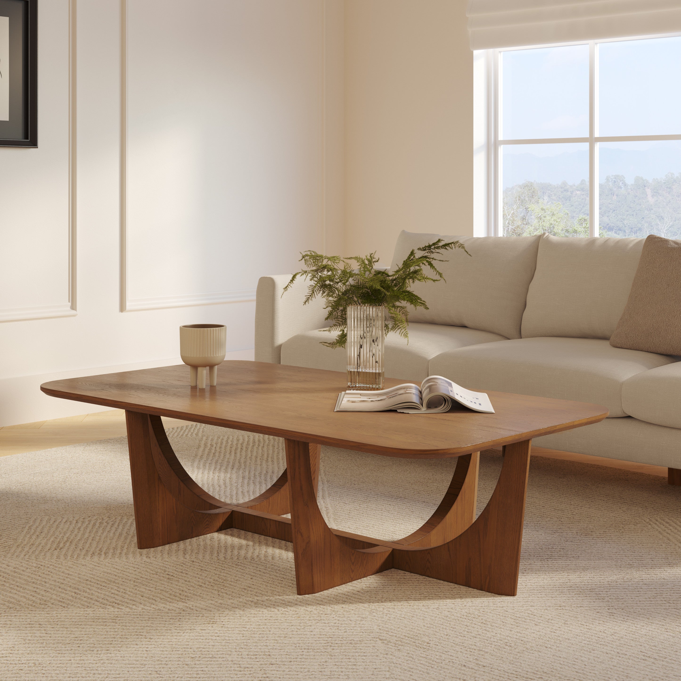Table basse moderne en chêne fumé avec piètement arqué sculptural et bords biseautés pour le salon
