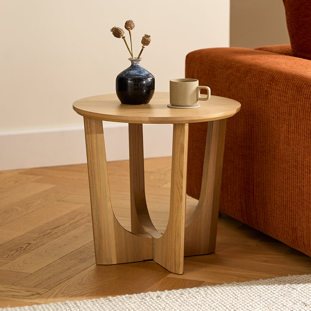 Table d'appoint moderne en chêne naturel avec piètement sculptural en arc et bords biseautés pour le salon