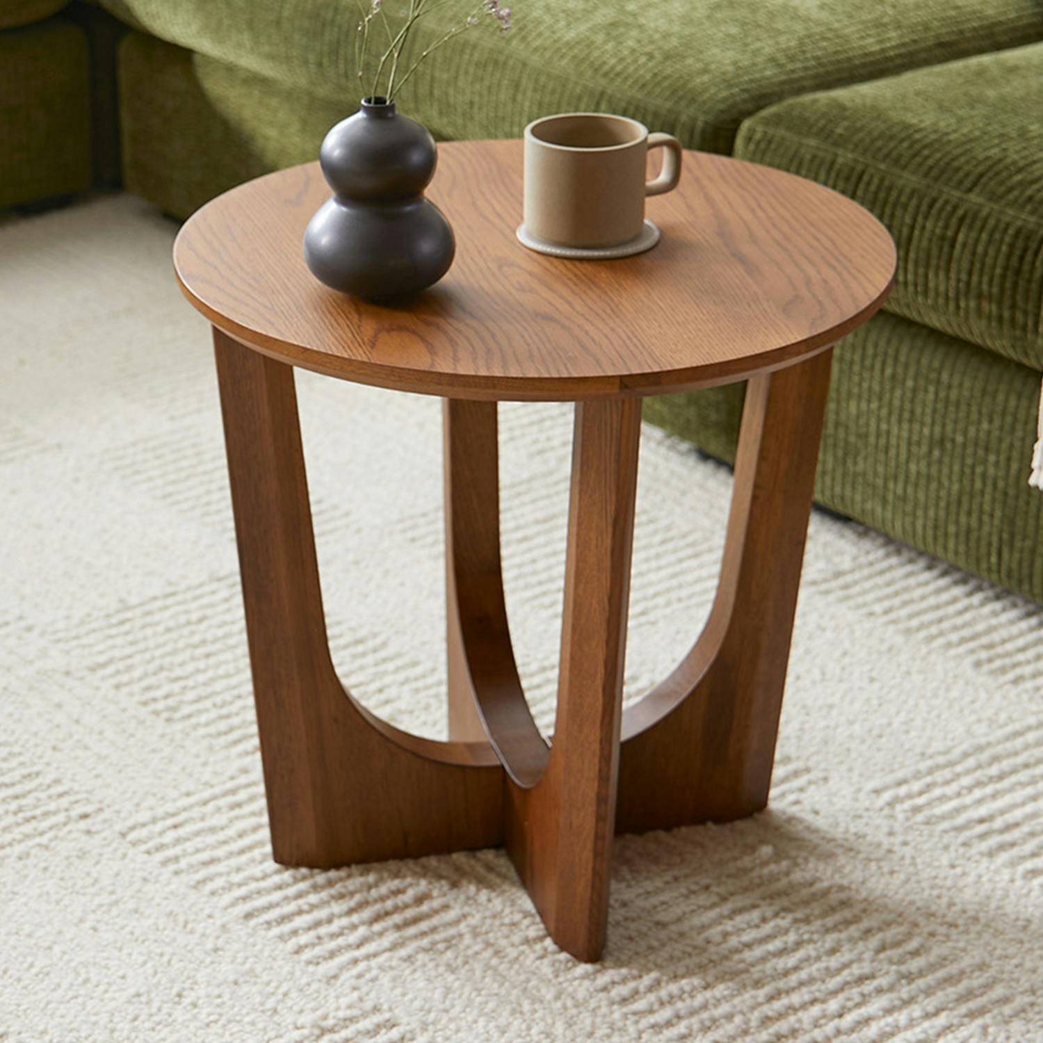 Table d'appoint moderne en noyer avec piètement sculptural en arche et bords biseautés pour salon