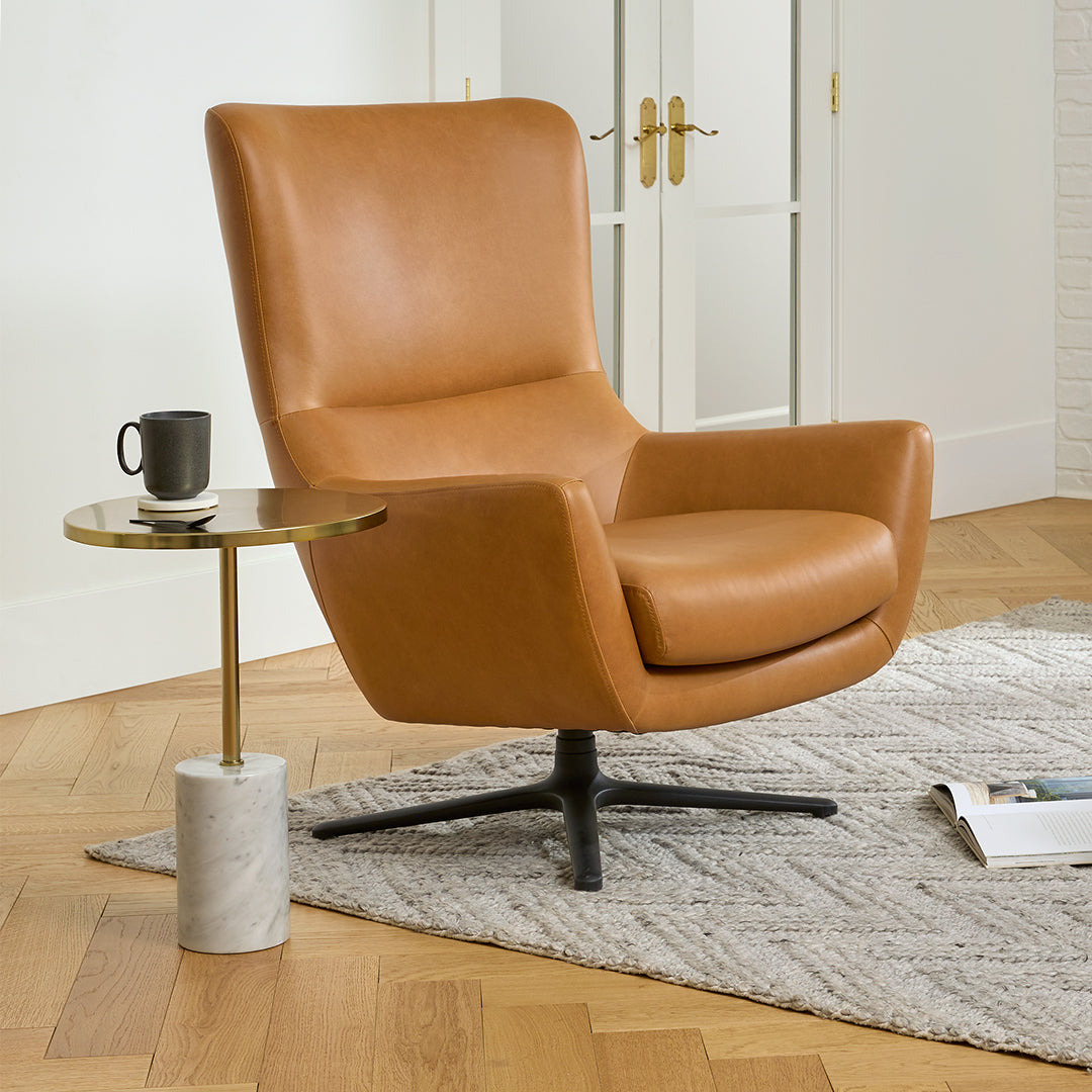 Fauteuil de salon contemporain en cuir caramel avec pieds fuselés et coussins surdimensionnés pour le salon