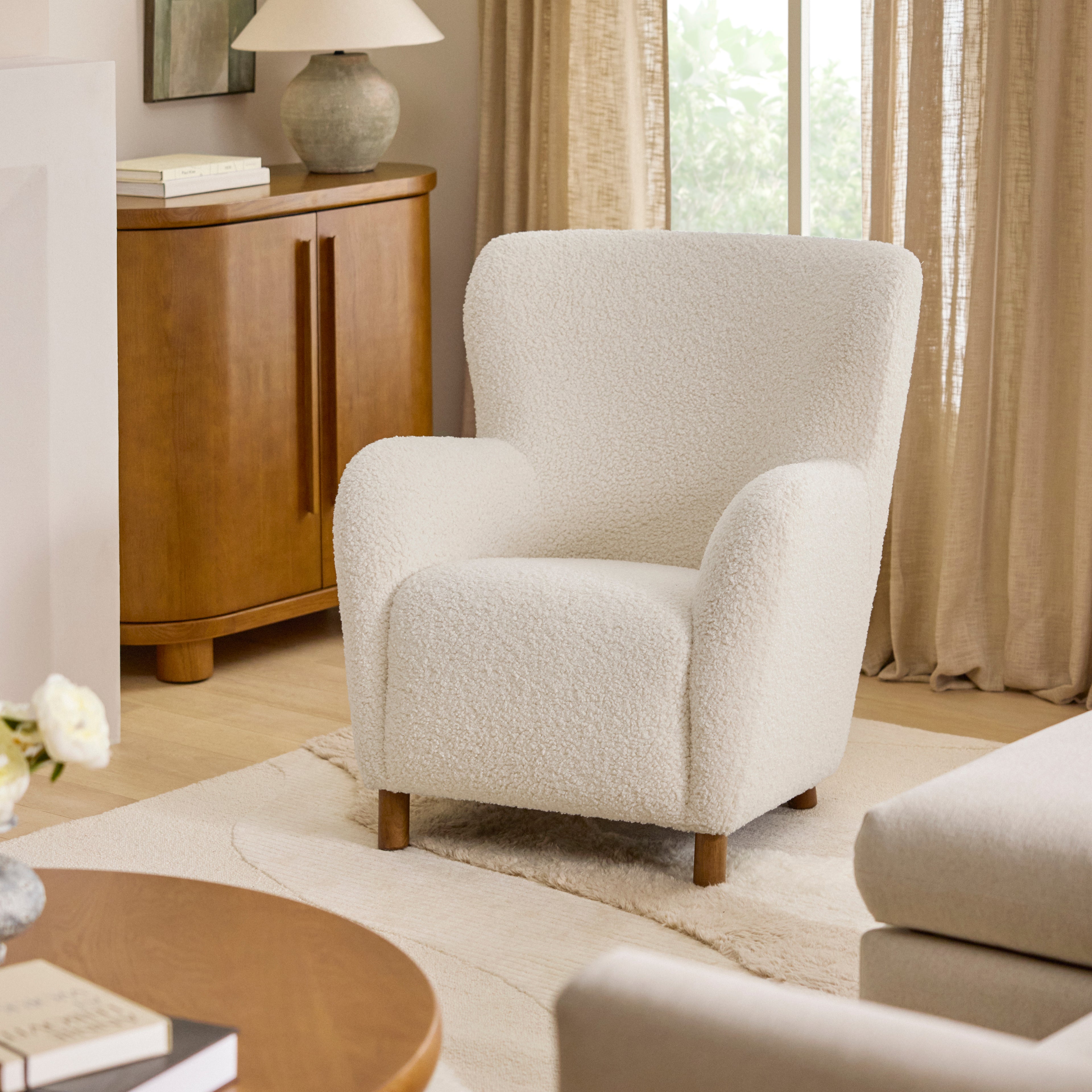 Fauteuil de salon contemporain blanc en tissu bouclé avec dossier haut et assise profonde pour le salon