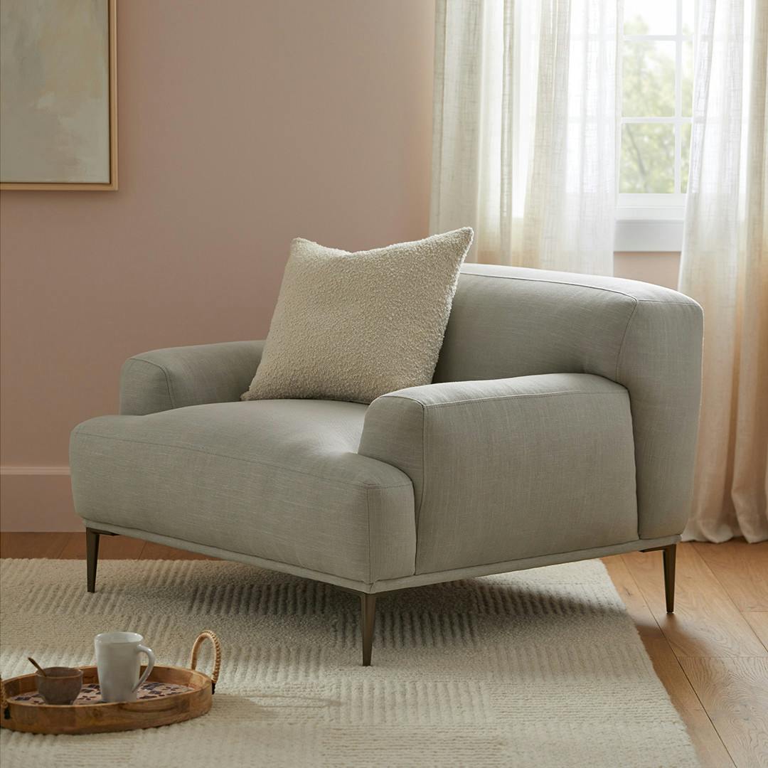 Fauteuil de salon moderne en tissu blanc cassé avec rembourrage en mélange de fibres et pieds en titane pour le salon