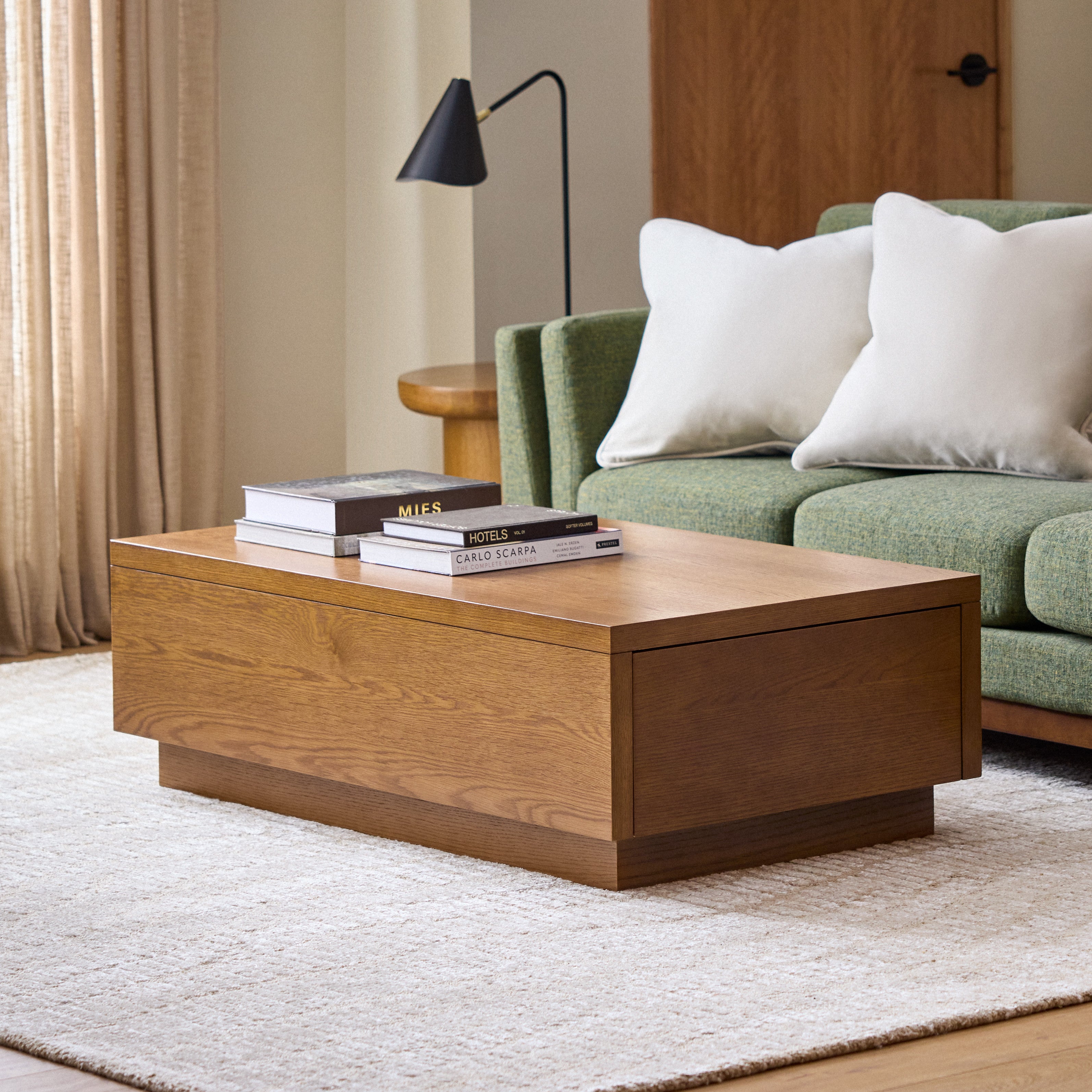 Table basse scandinave en chêne fumé avec tiroir à fermeture douce et base plinthe pour salon