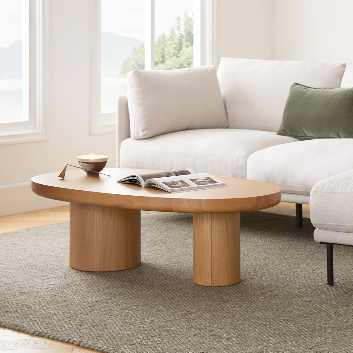 Table basse ovale en chêne naturel avec pieds cylindriques pour salon