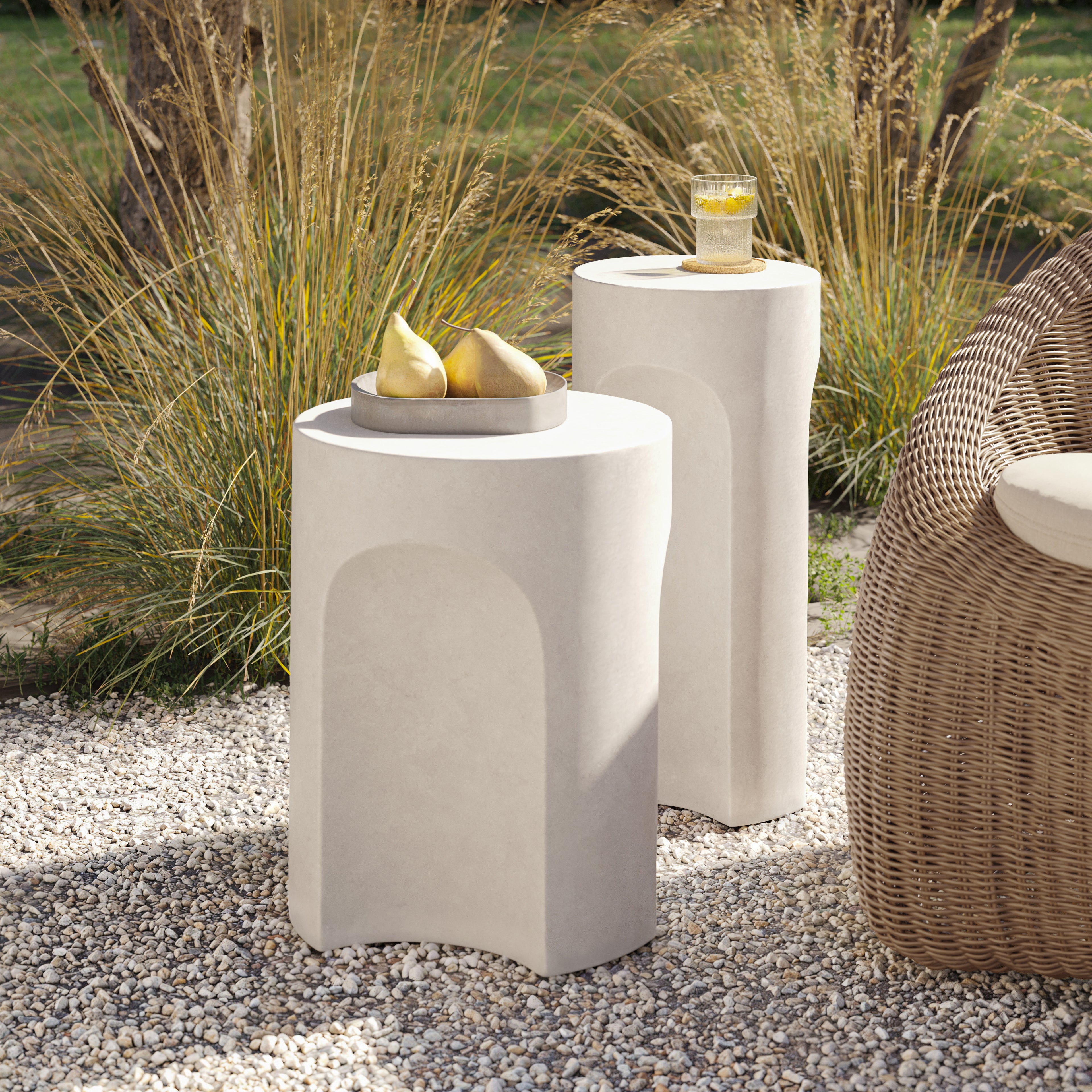 Table d'appoint minimaliste en béton blanc avec base à découpe arquée pour le salon