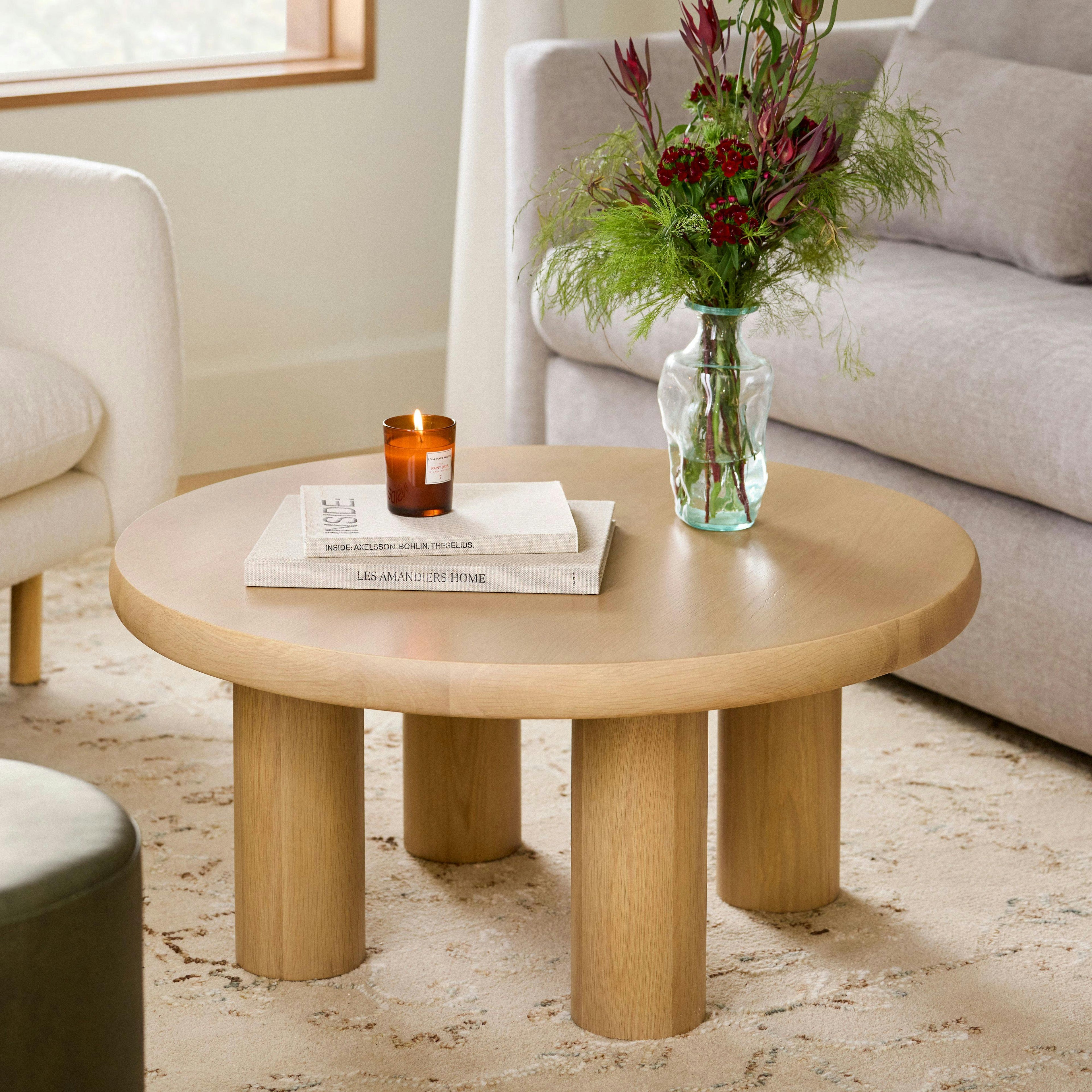 Table basse scandinave en chêne blanc avec plateau rond et pieds creux pour le salon