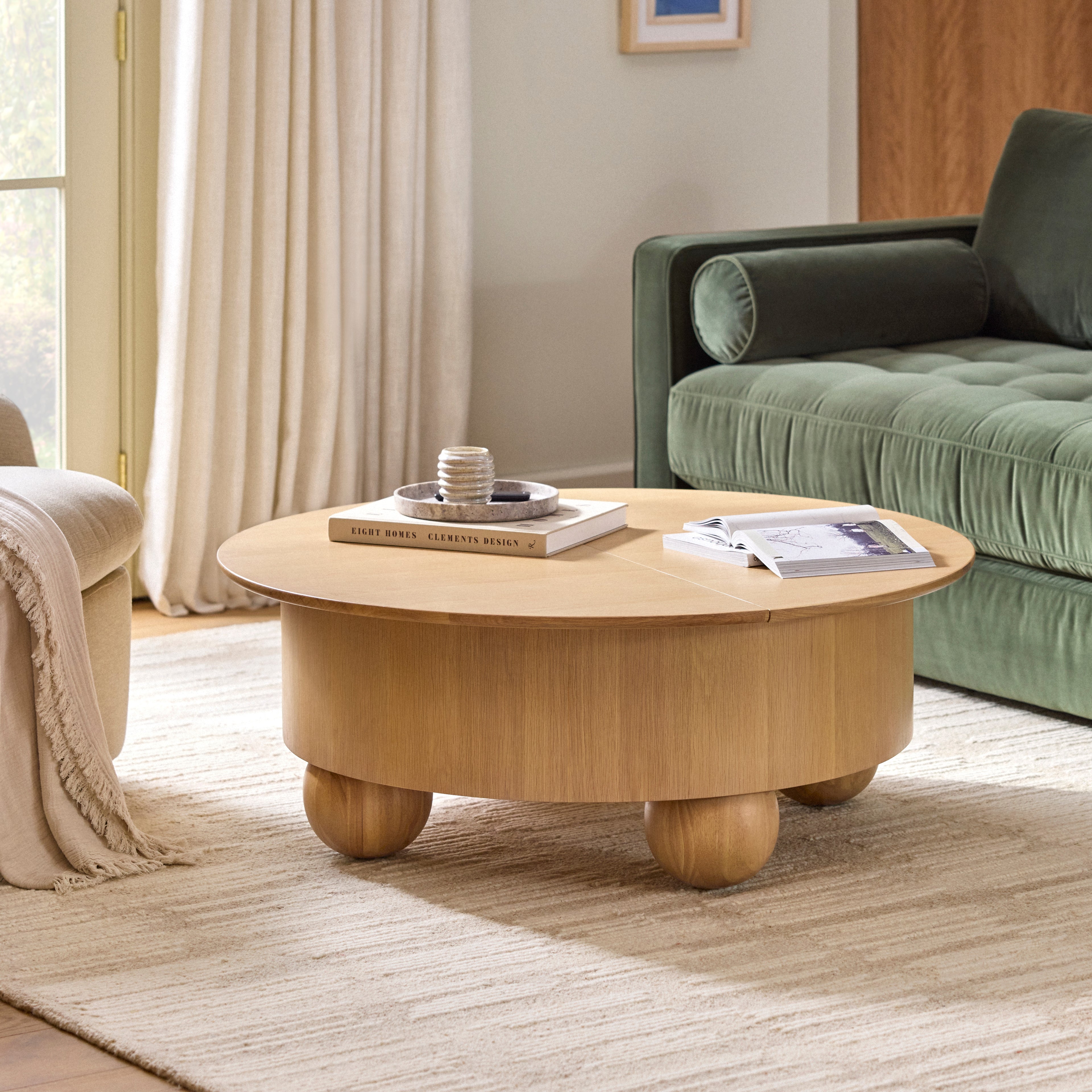 Table basse contemporaine en velours blanc avec forme de tambour et rangement à couvercle caché pour le salon
