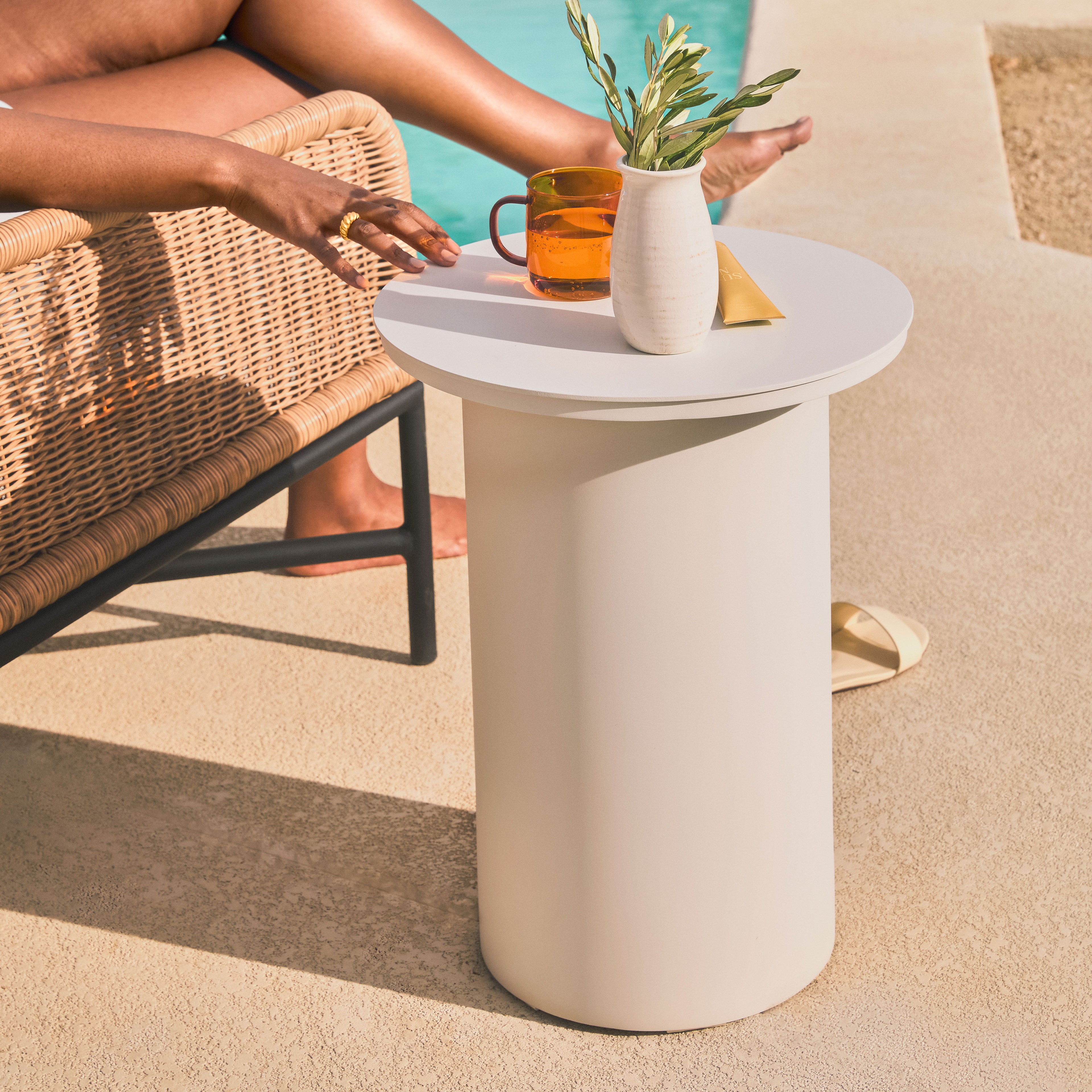 Table d'appoint moderne blanche en plastique moulé avec piétement tulipe et cadre évidé pour salon