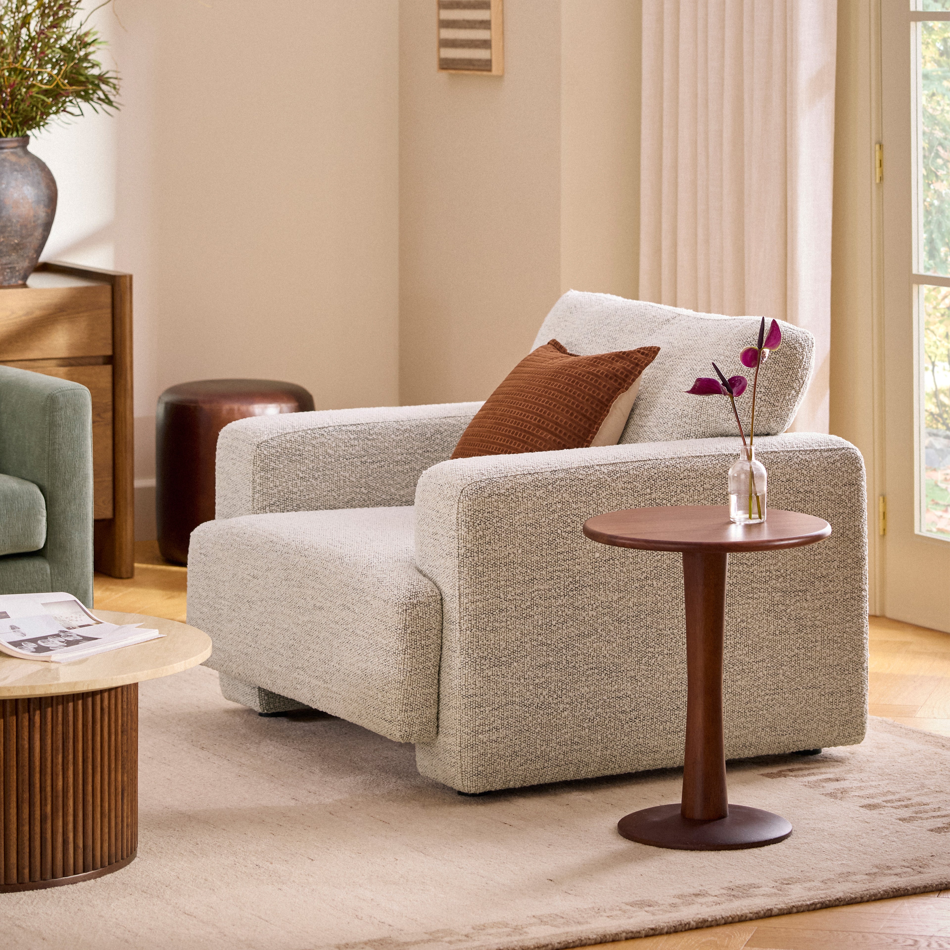Fauteuil lounge en velours performance rouille brûlé de style Mid-Century avec design post-moderne pour le salon
