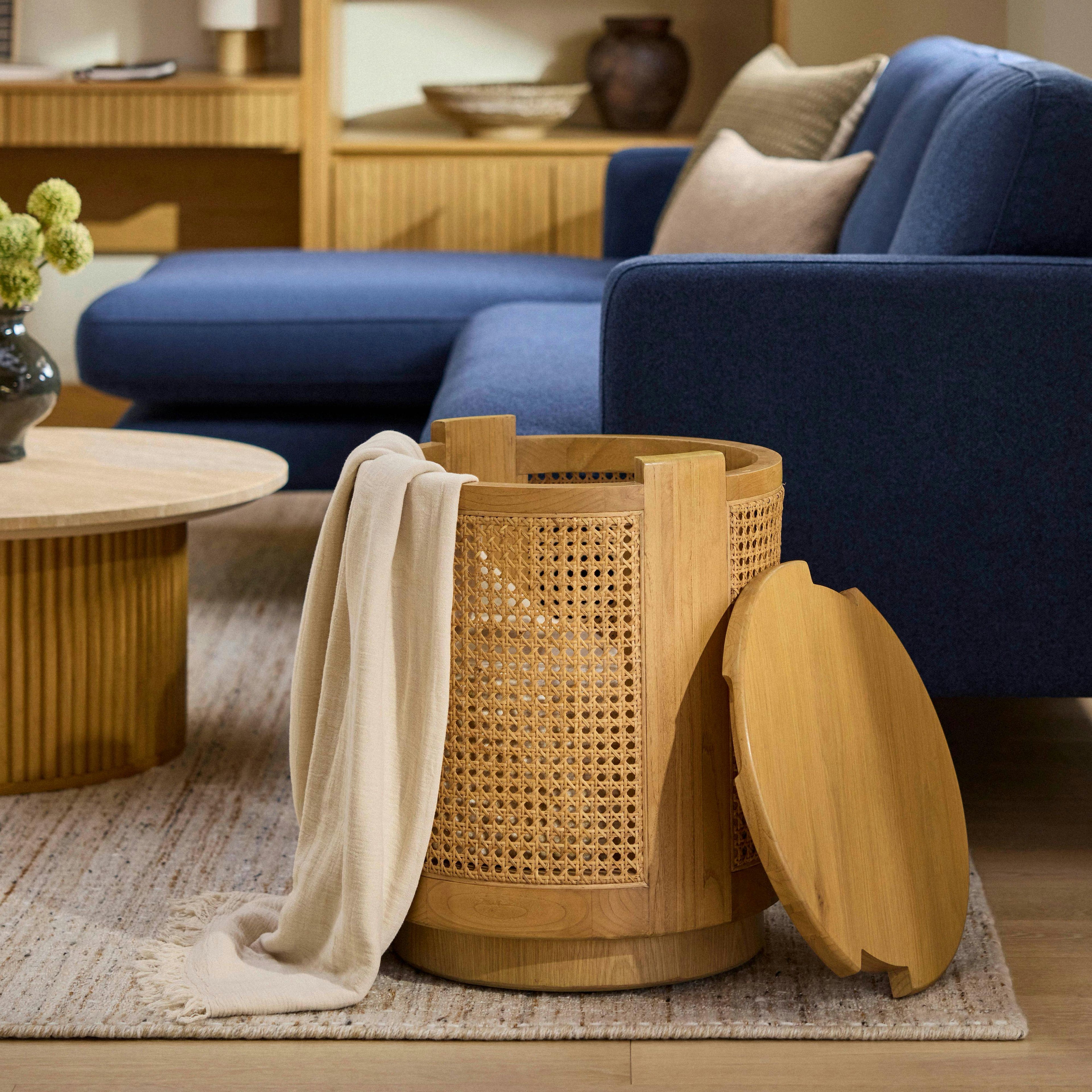 Table d'appoint bohème en chêne naturel et rotin avec rangement caché de forme tambour pour salon