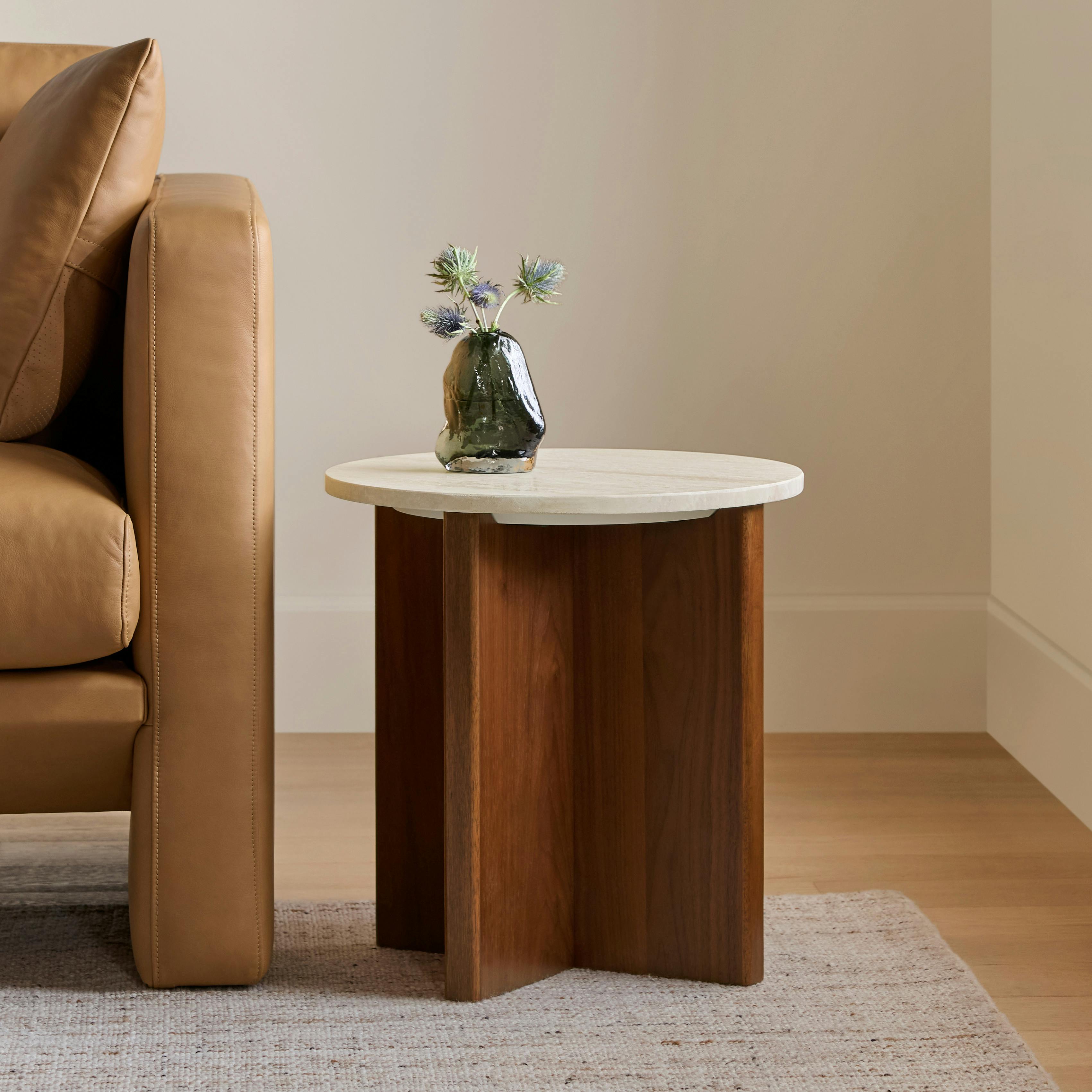 Table d'appoint contemporaine en travertin naturel avec plateau en pierre fait main et cadre en chêne pour salon