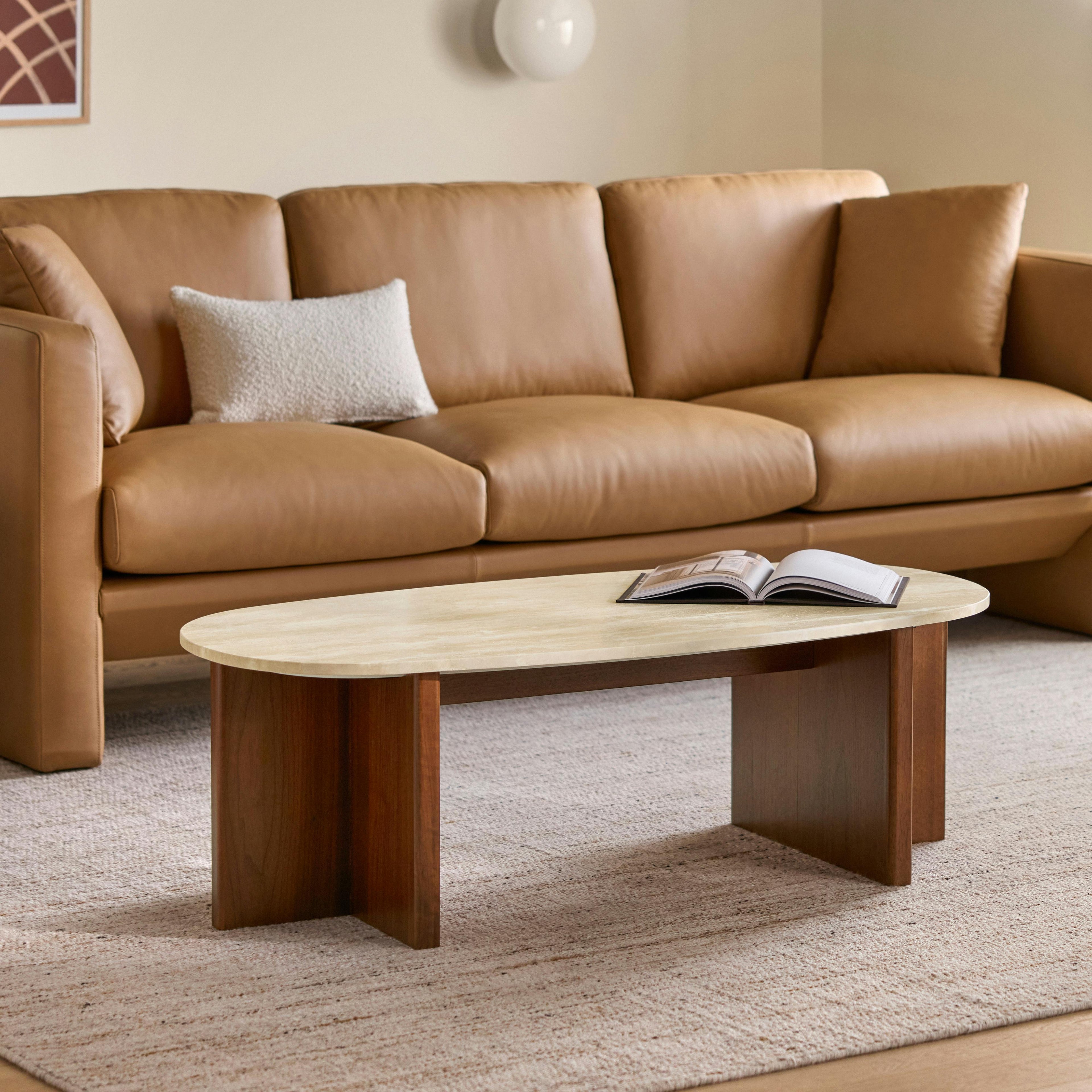 Table basse contemporaine en travertin brun et noyer avec plateau en pierre naturelle pour le salon